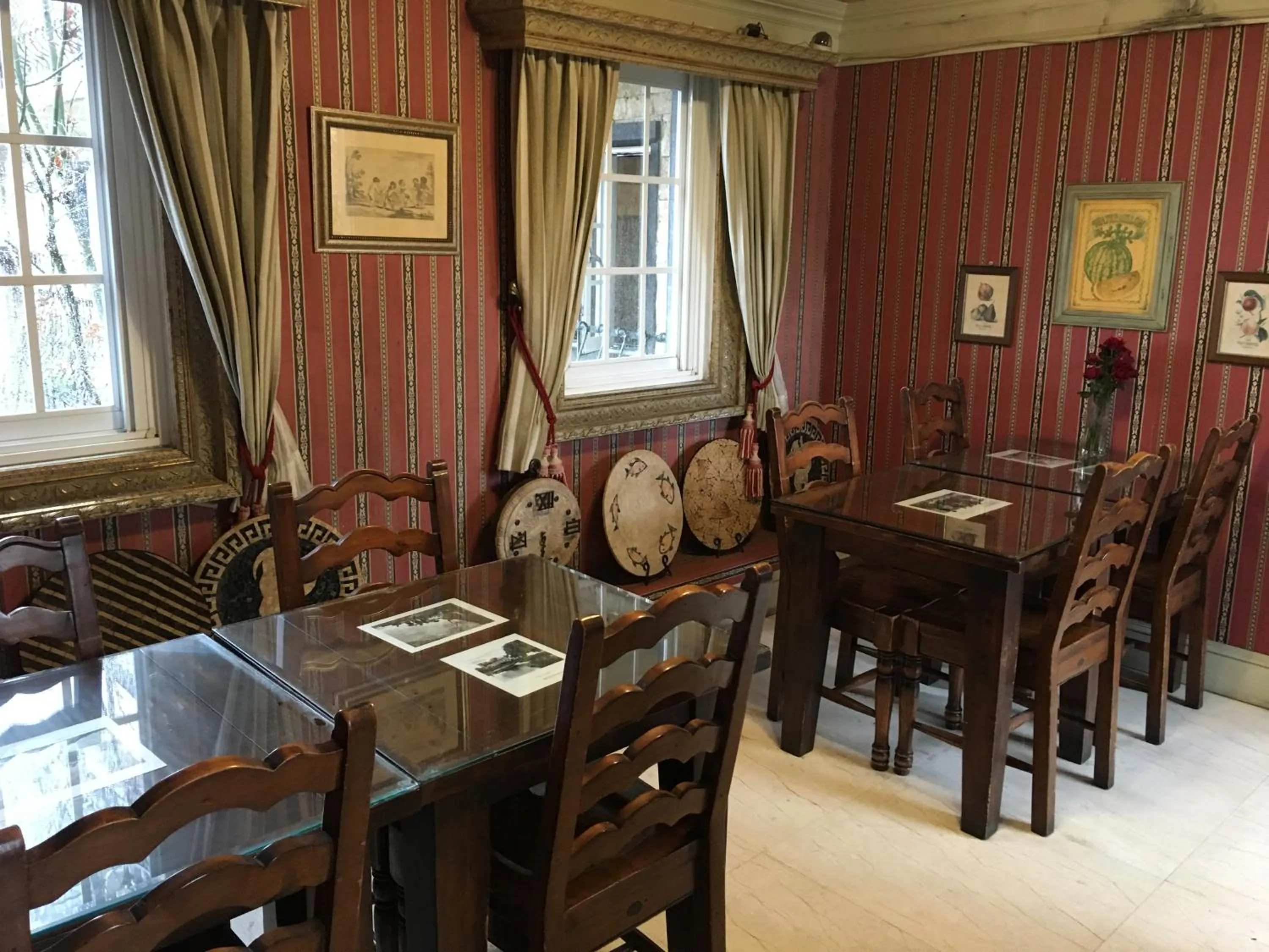 Restaurant/places to eat in Shangrila Music Villa