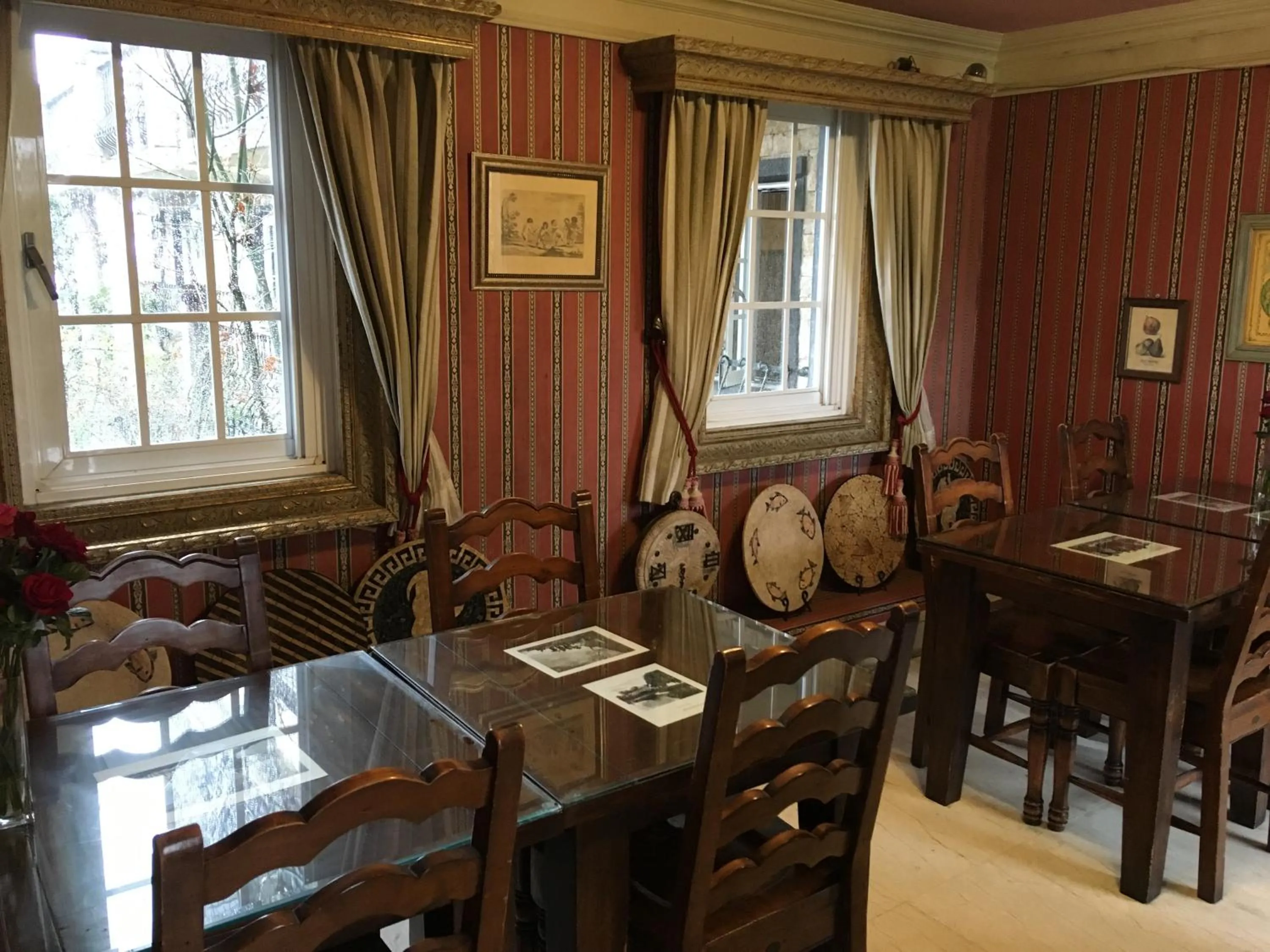 Restaurant/places to eat in Shangrila Music Villa