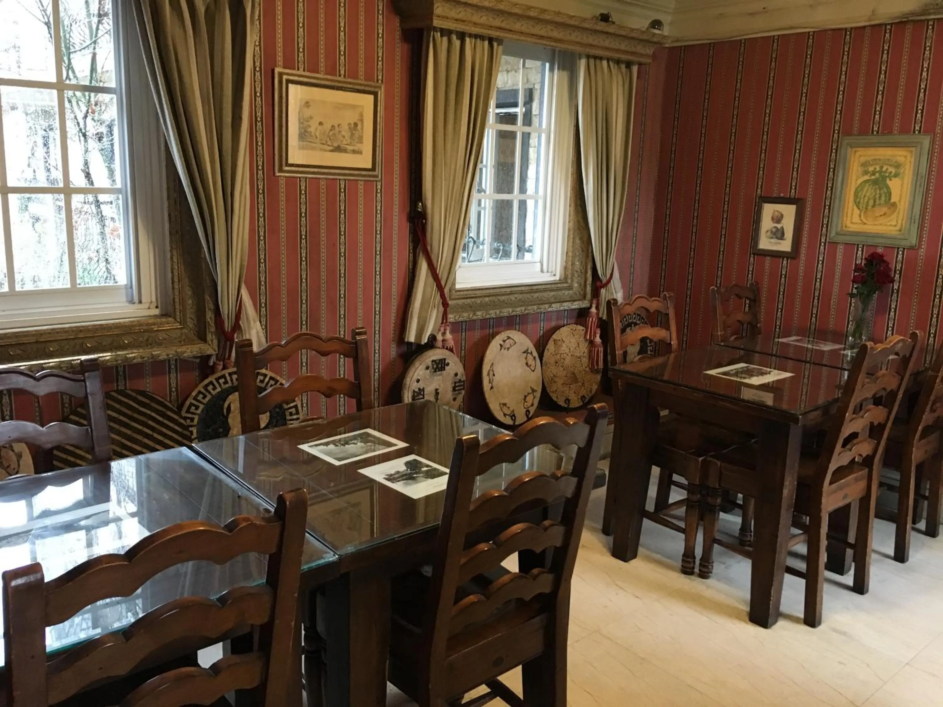 Restaurant/places to eat in Shangrila Music Villa