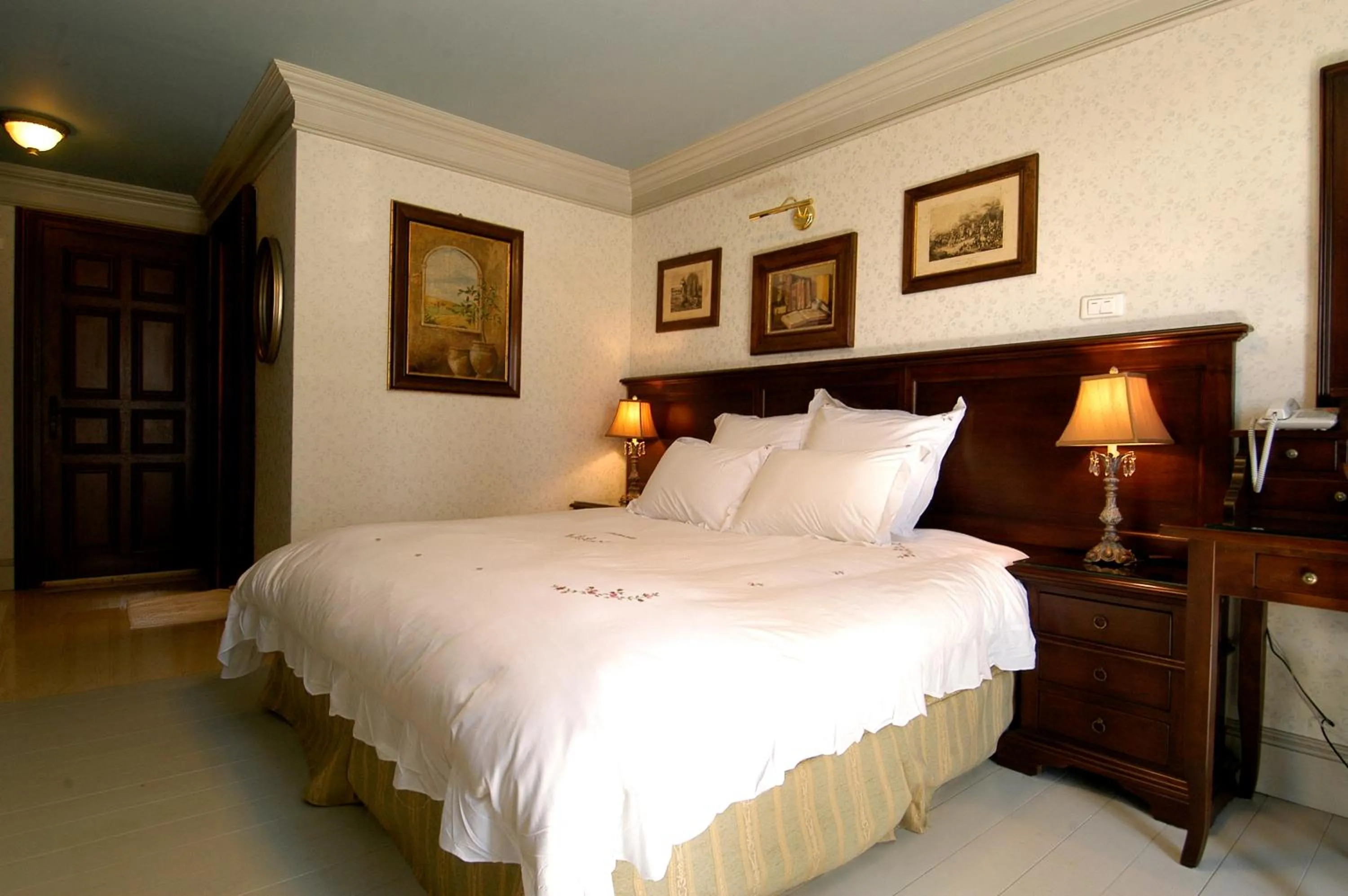Photo of the whole room, Bed in Shangrila Music Villa