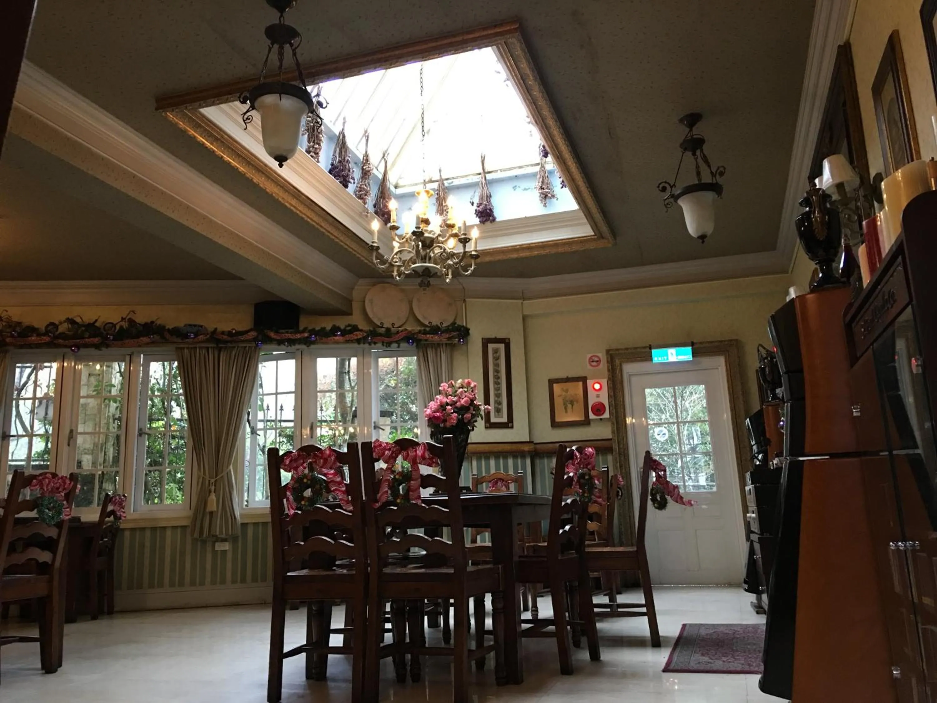 Restaurant/places to eat in Shangrila Music Villa