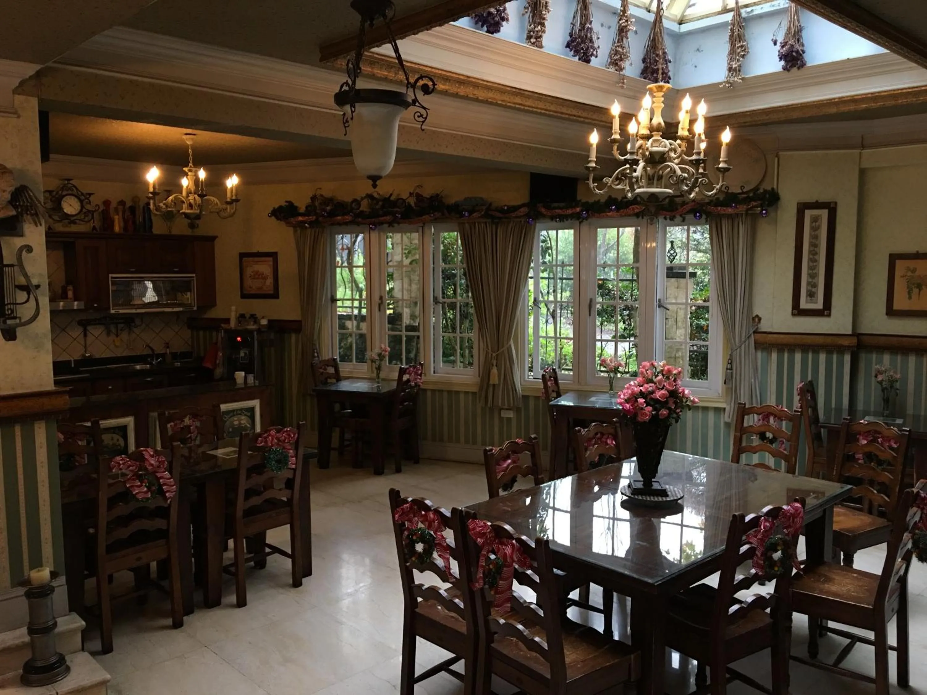 Restaurant/places to eat in Shangrila Music Villa