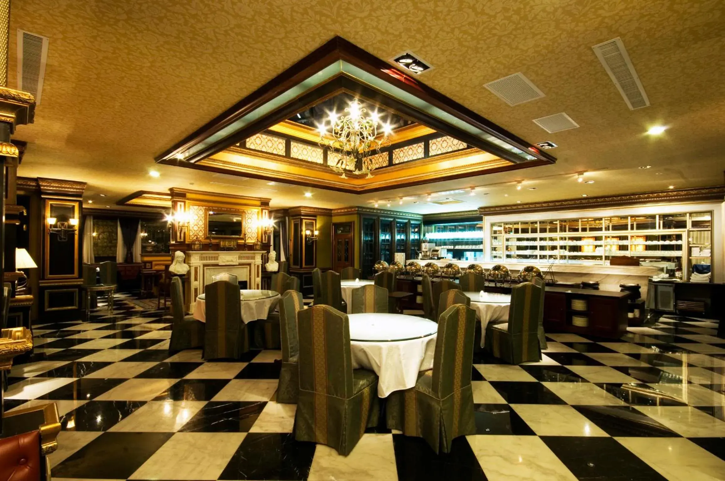 Restaurant/places to eat in The Old England Manor Restaurant/places to eat in The Old England Manor