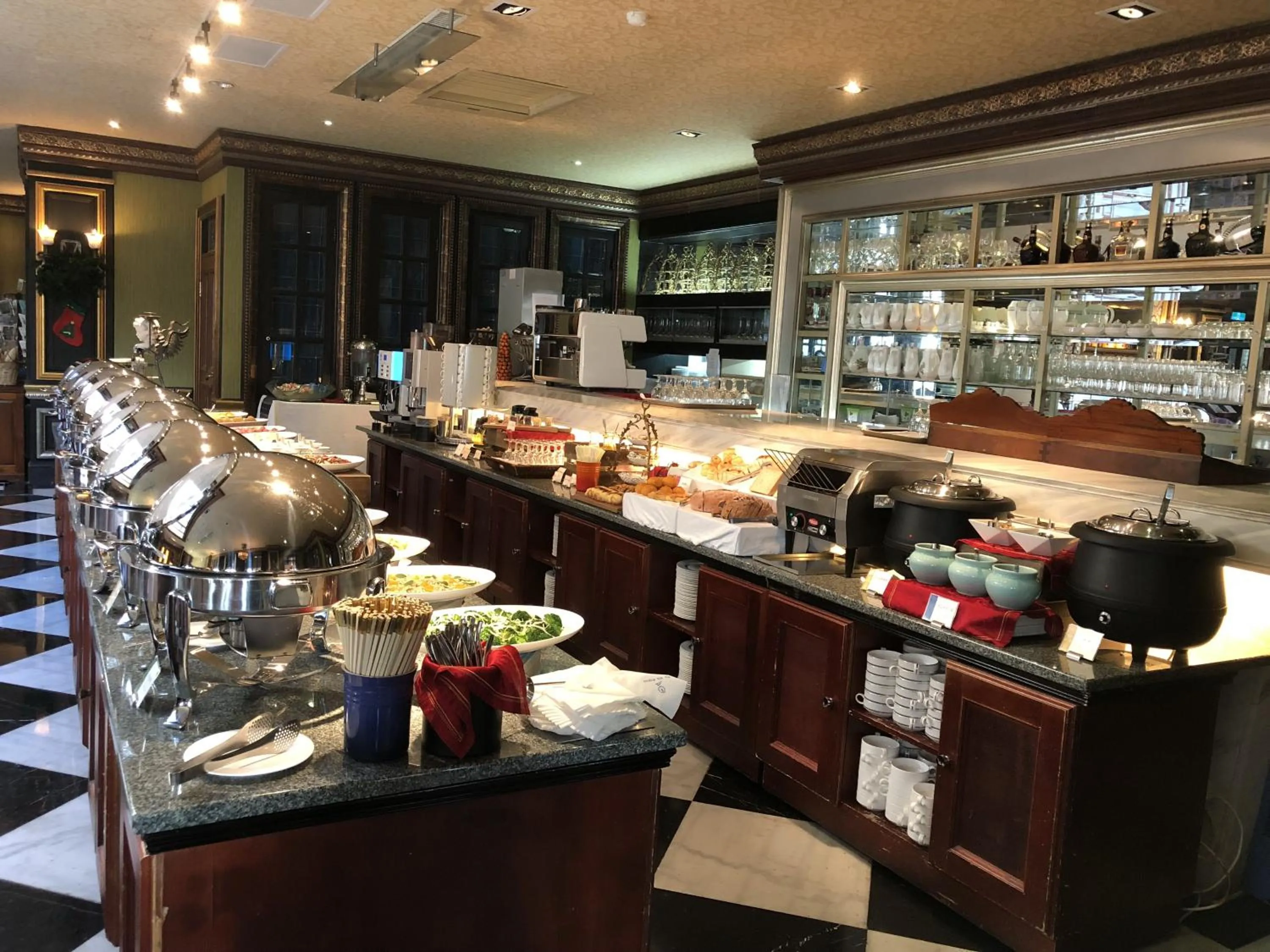 Breakfast in The Old England Manor