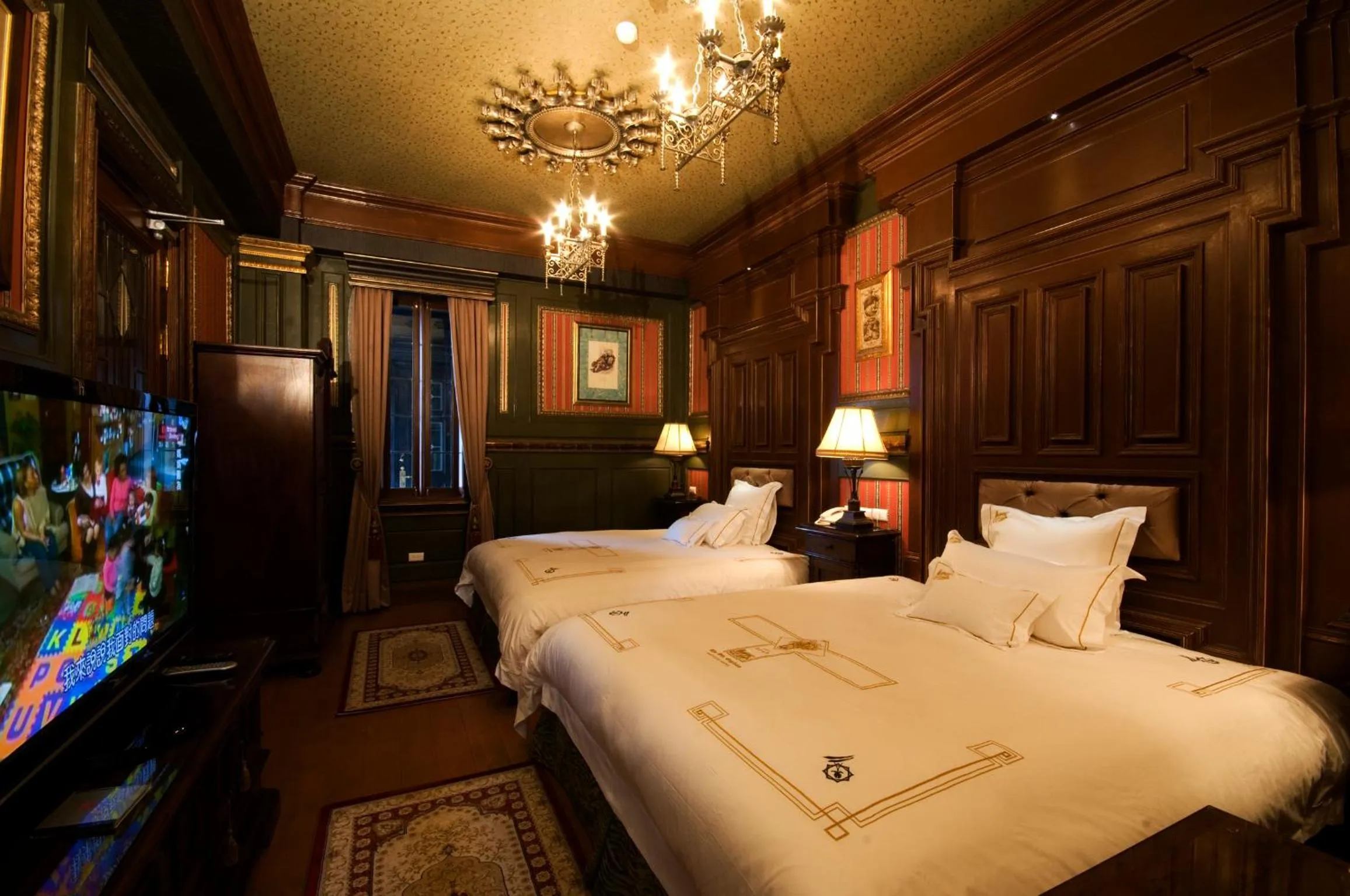 Photo of the whole room, Bed in The Old England Manor
