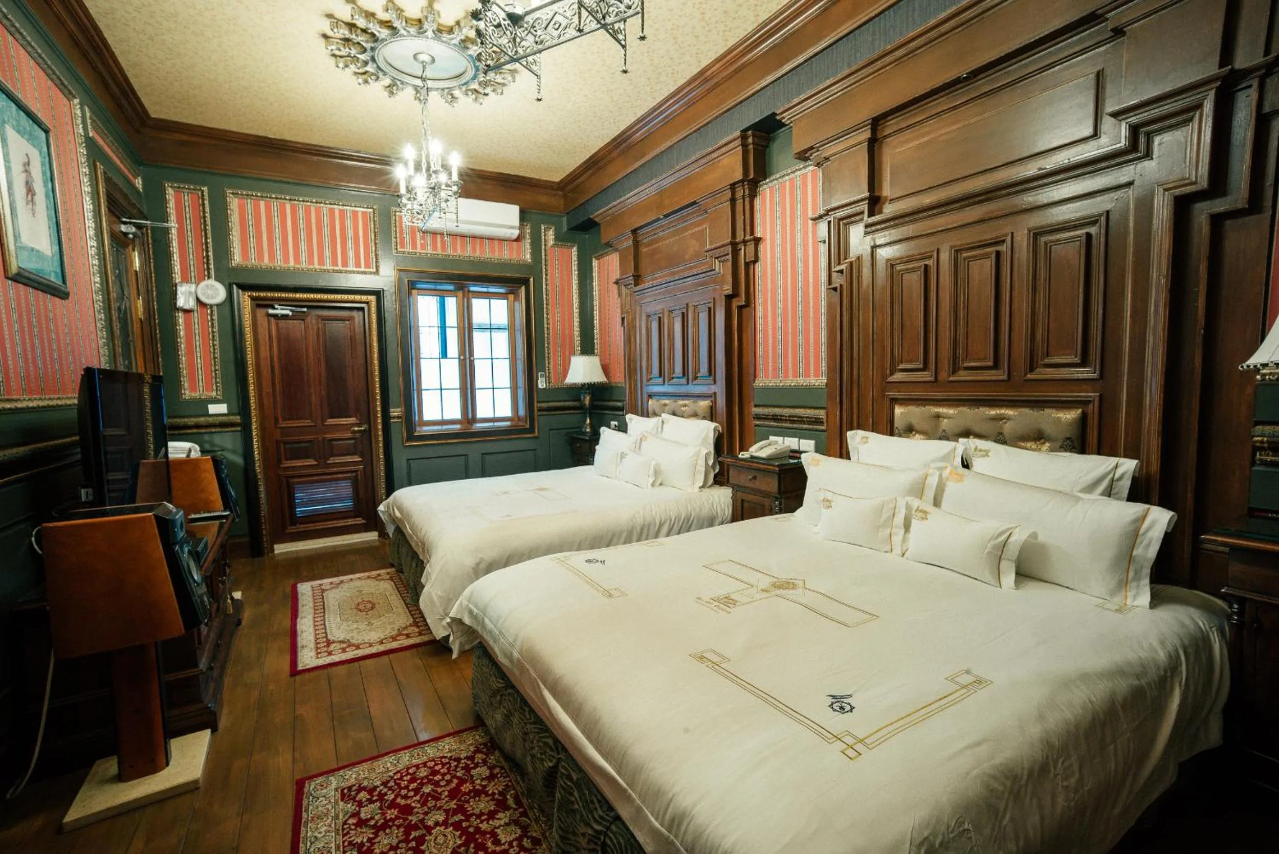 Bed in The Old England Manor