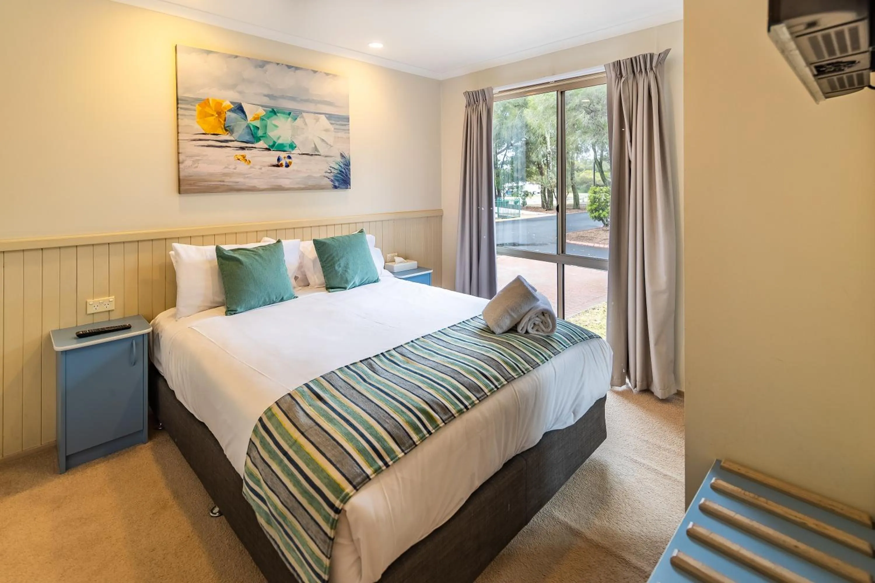 Bedroom, Bed in NRMA Broulee Holiday park