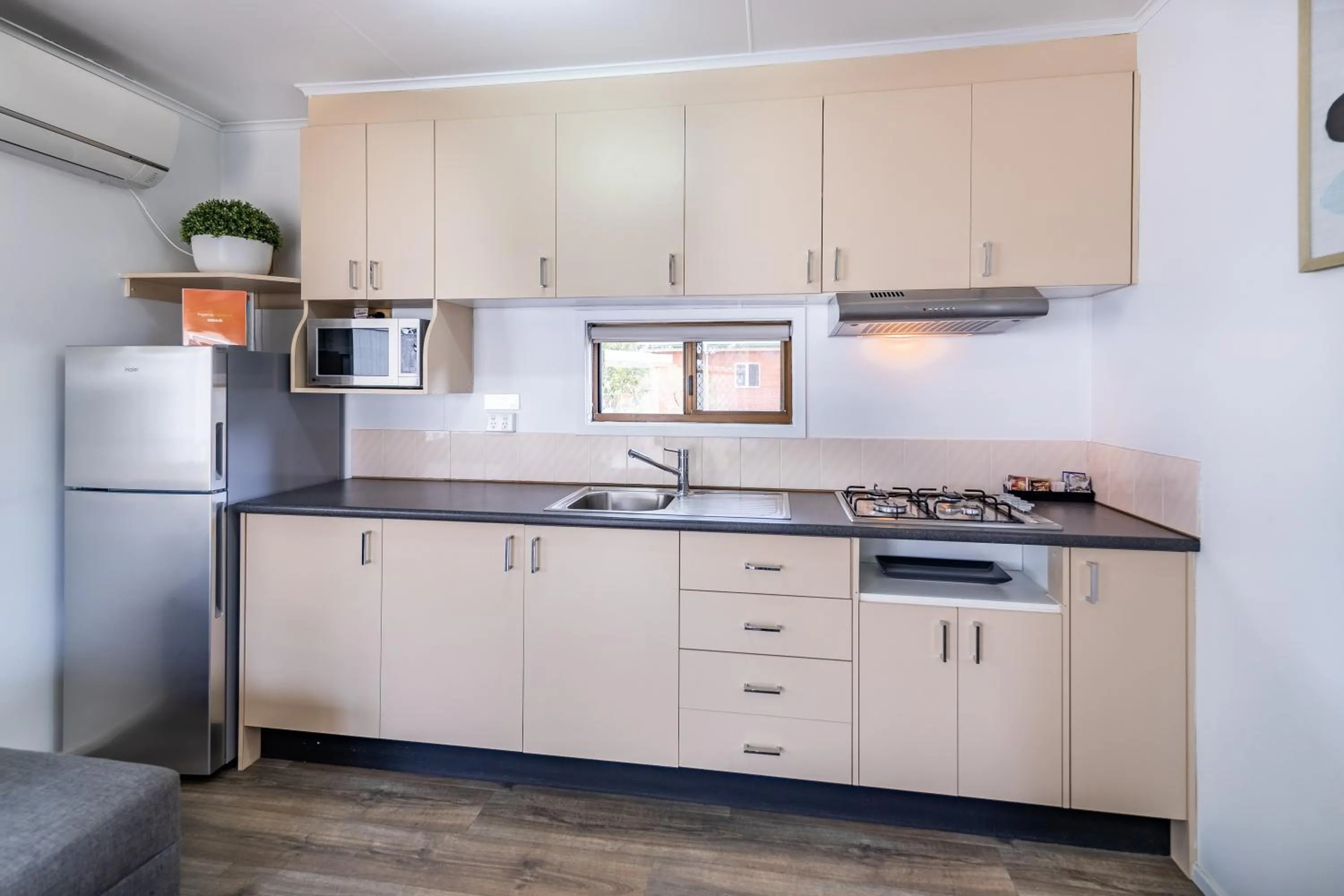 Kitchen or kitchenette in NRMA Broulee Holiday park