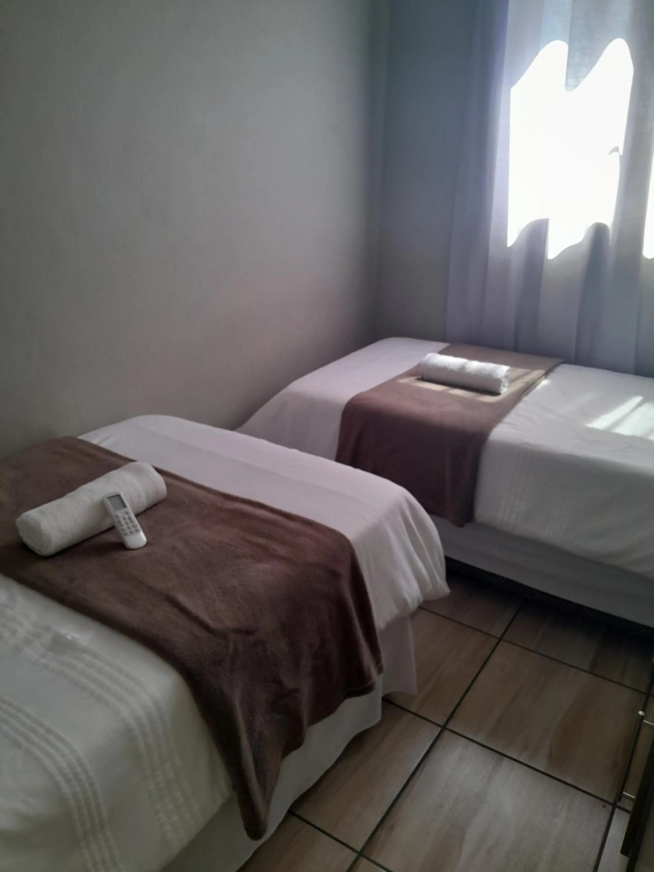 Family Room with Shared Bathroom - single occupancy in High Breeze Lodge