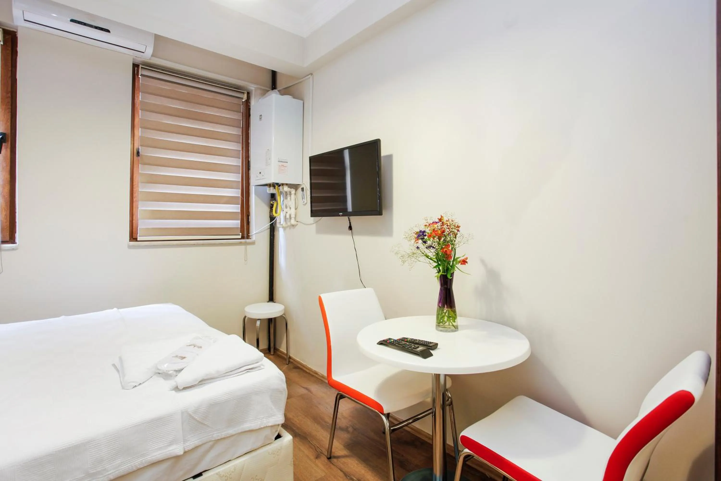 Bedroom, TV/Entertainment Center in Detay Suites Taksim