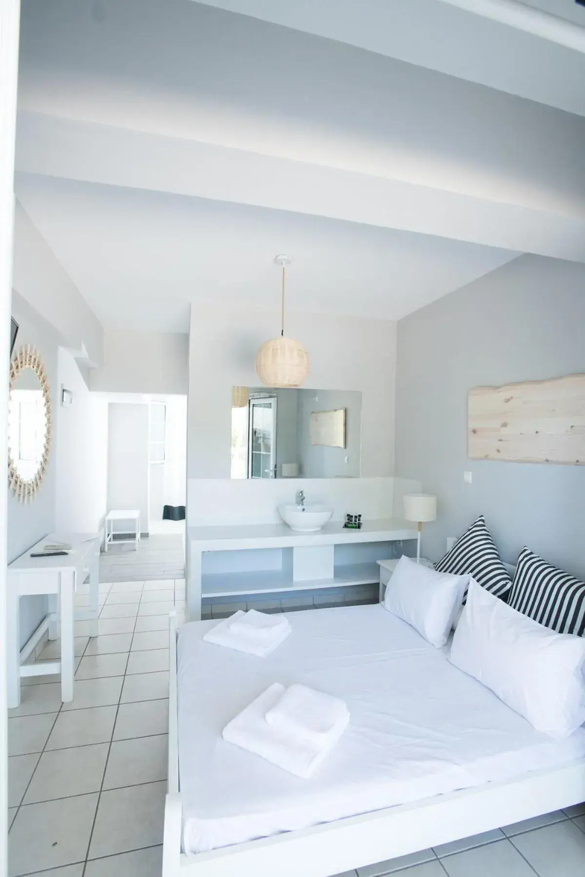 TV and multimedia, Bed in Akra Morea Hotel & Residences TV and multimedia, Bed in Akra Morea Hotel & Residences