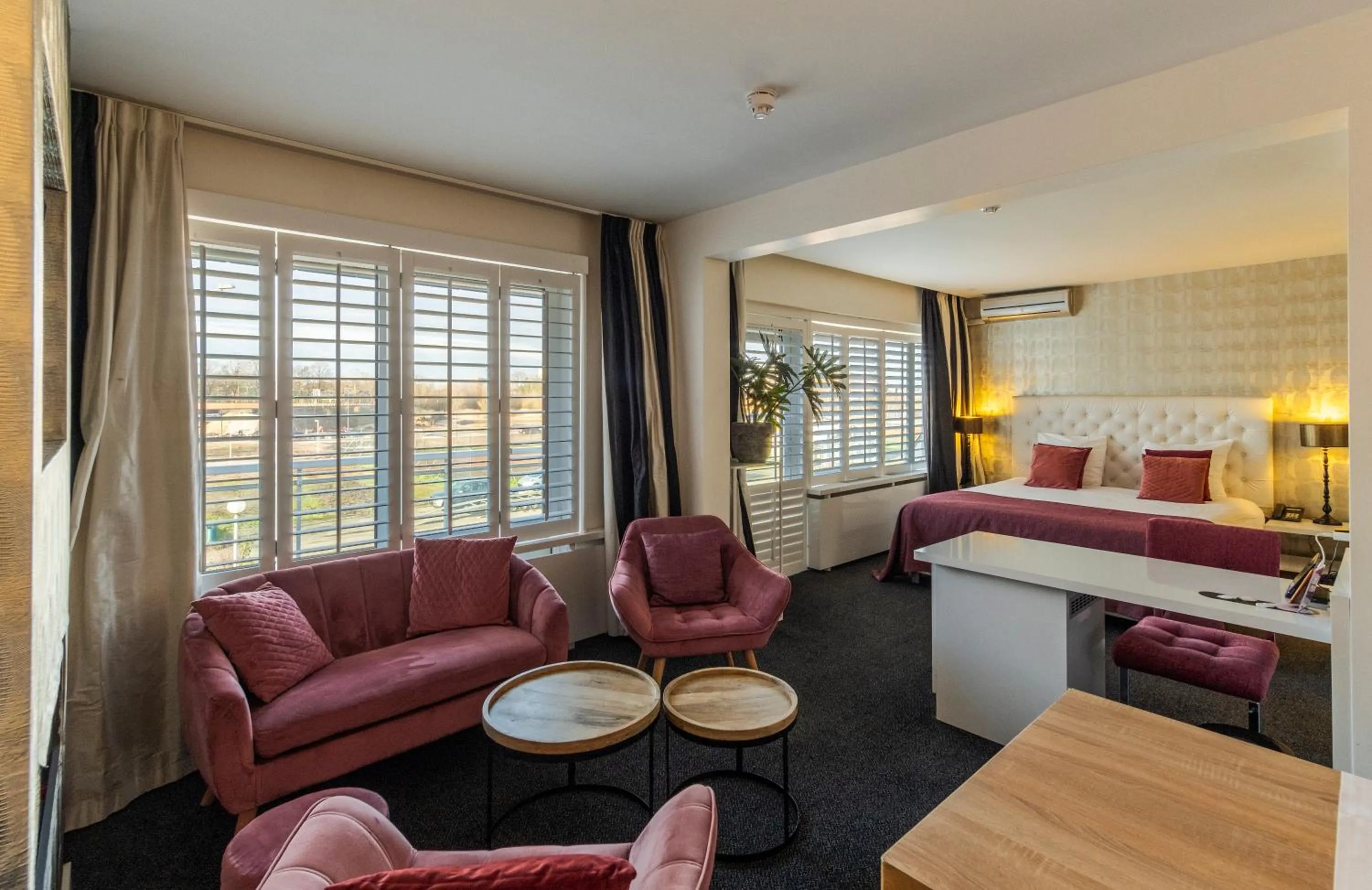 Seating area, Bed in Van der Valk Hotel 's-Hertogenbosch – Vught