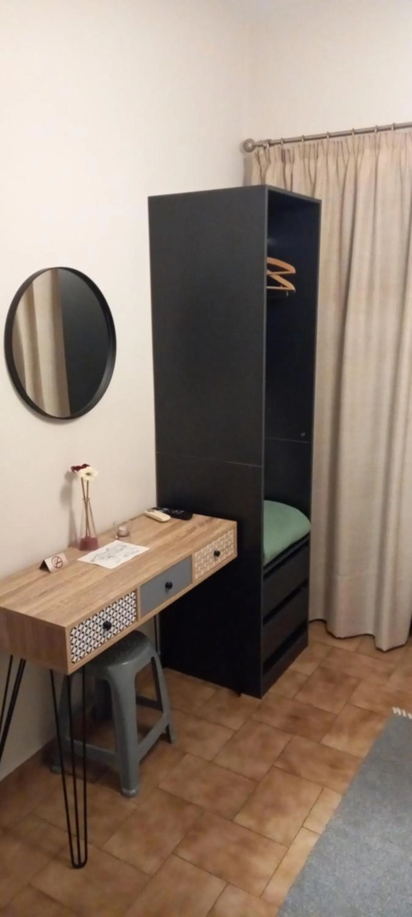 King Room with Balcony in Anesi Rooms To Rent