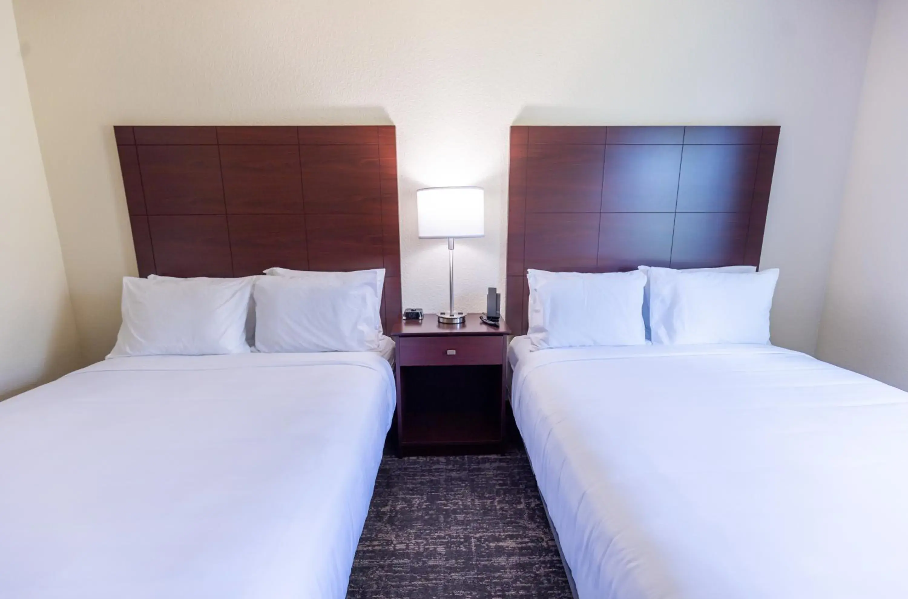 Bed in Cobblestone Inn & Suites - Winters Bed in Cobblestone Inn & Suites - Winters