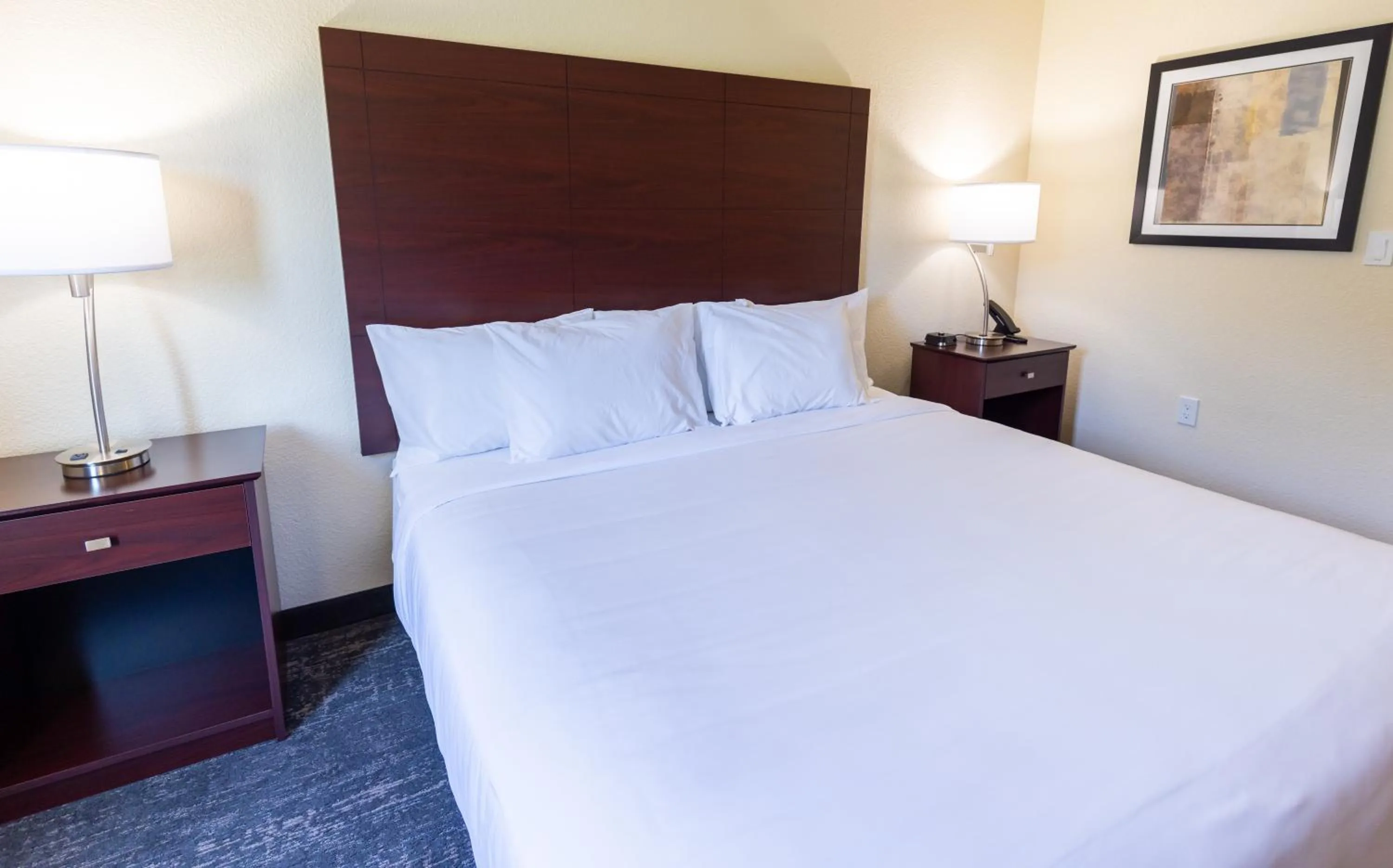 Bed in Cobblestone Inn & Suites - Winters