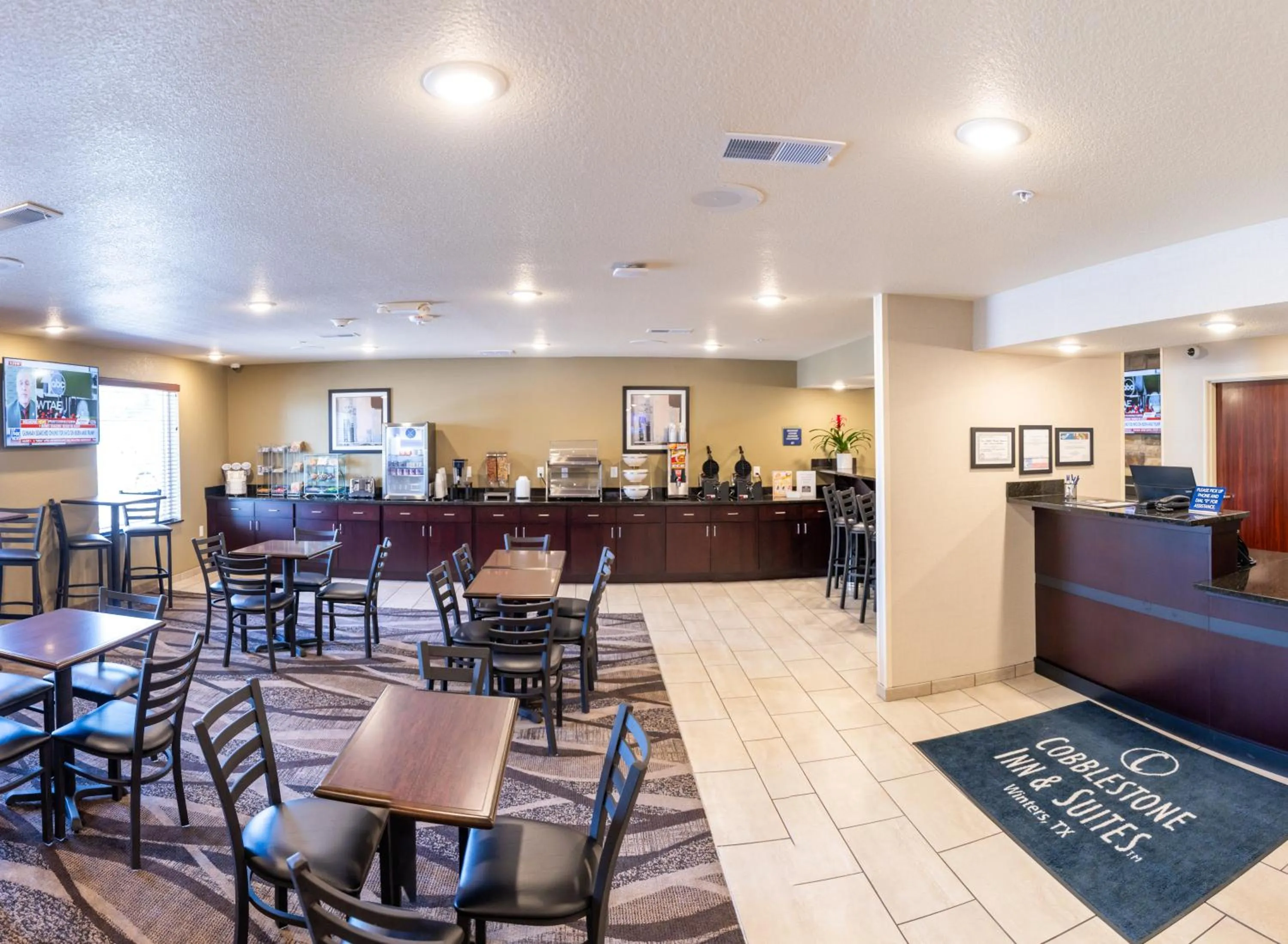 Breakfast in Cobblestone Inn & Suites - Winters