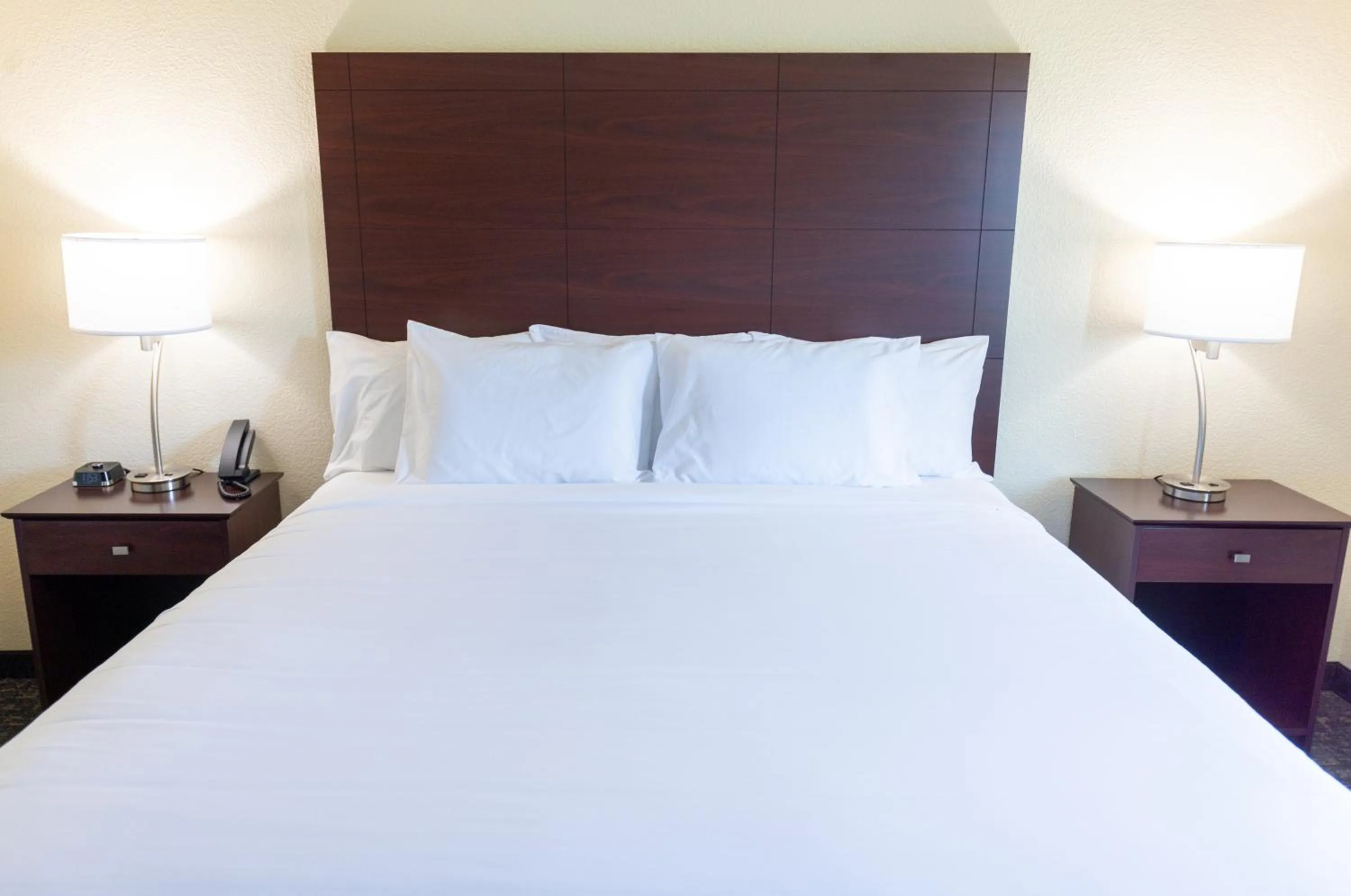 Bed in Cobblestone Inn & Suites - Winters