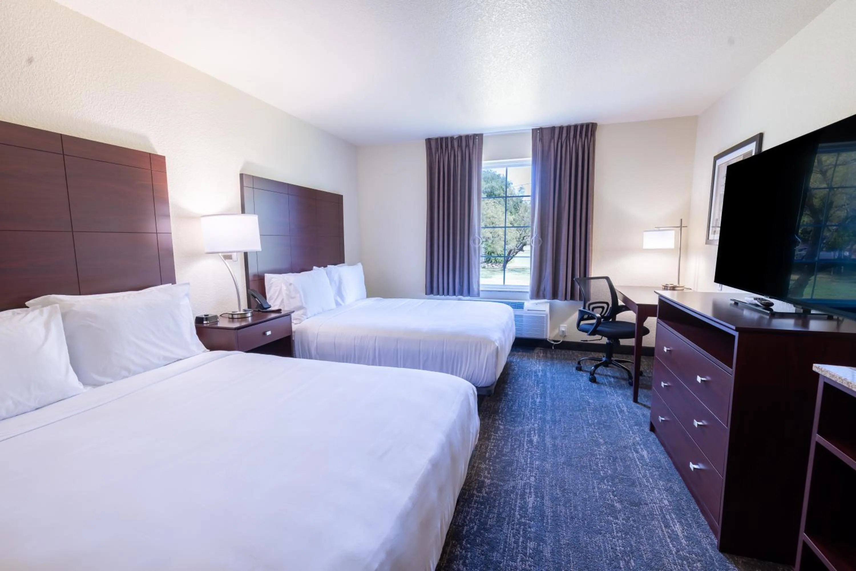 Bed in Cobblestone Inn & Suites - Winters