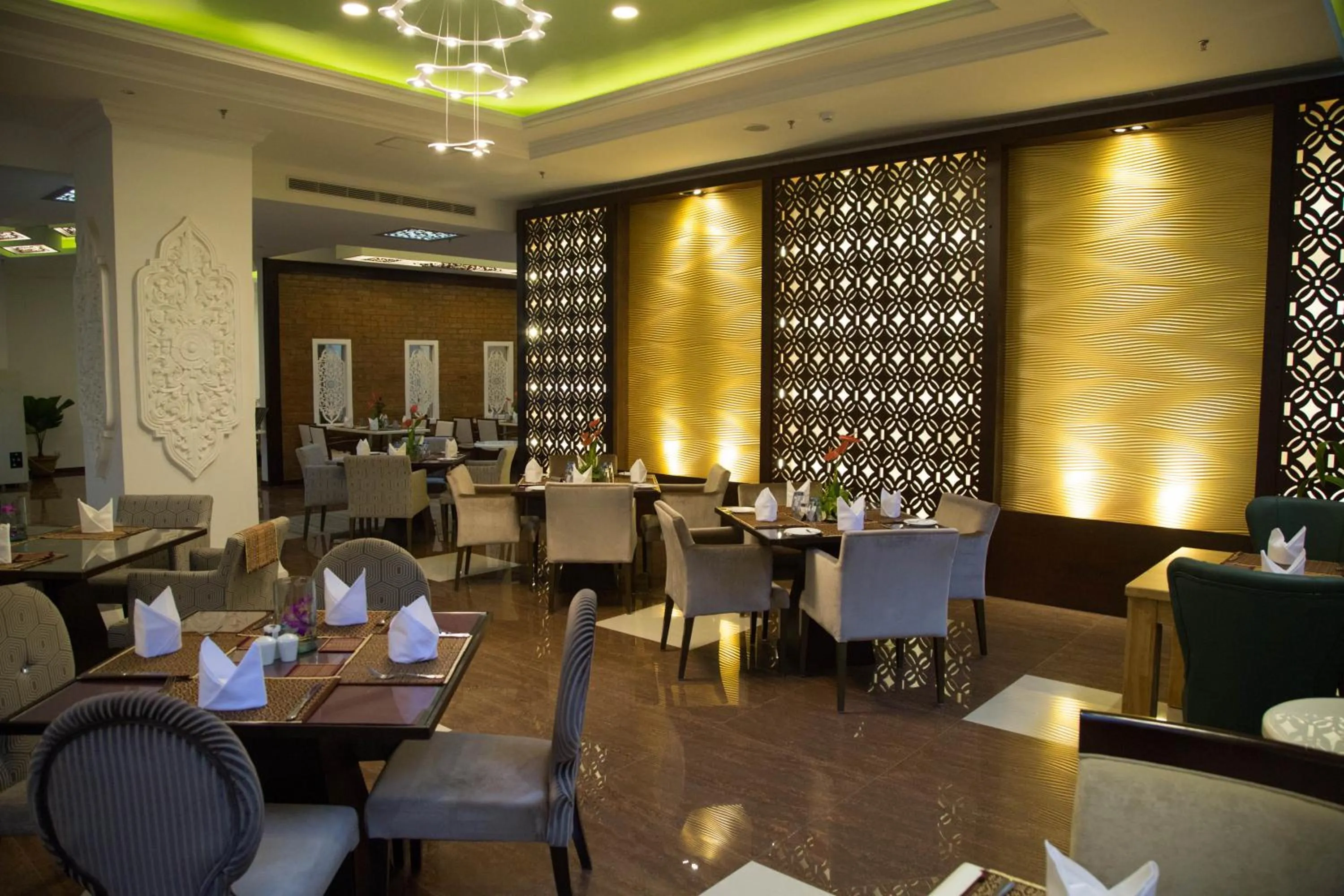 Restaurant/places to eat in Rose Garden Hotel