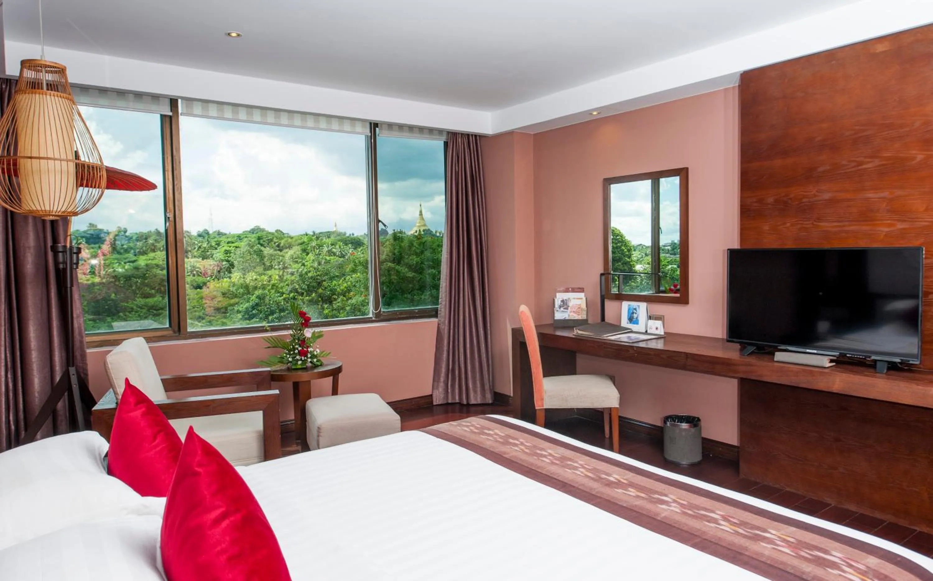 TV and multimedia, Bed in Rose Garden Hotel
