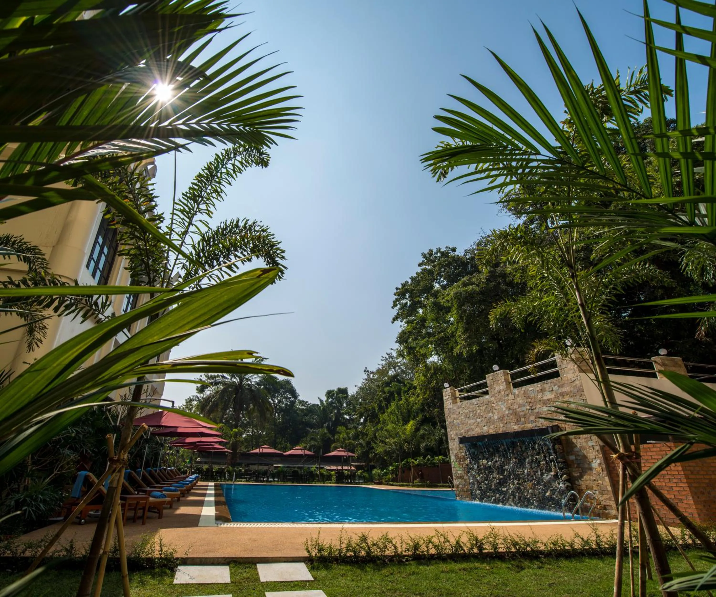 Swimming pool in Rose Garden Hotel