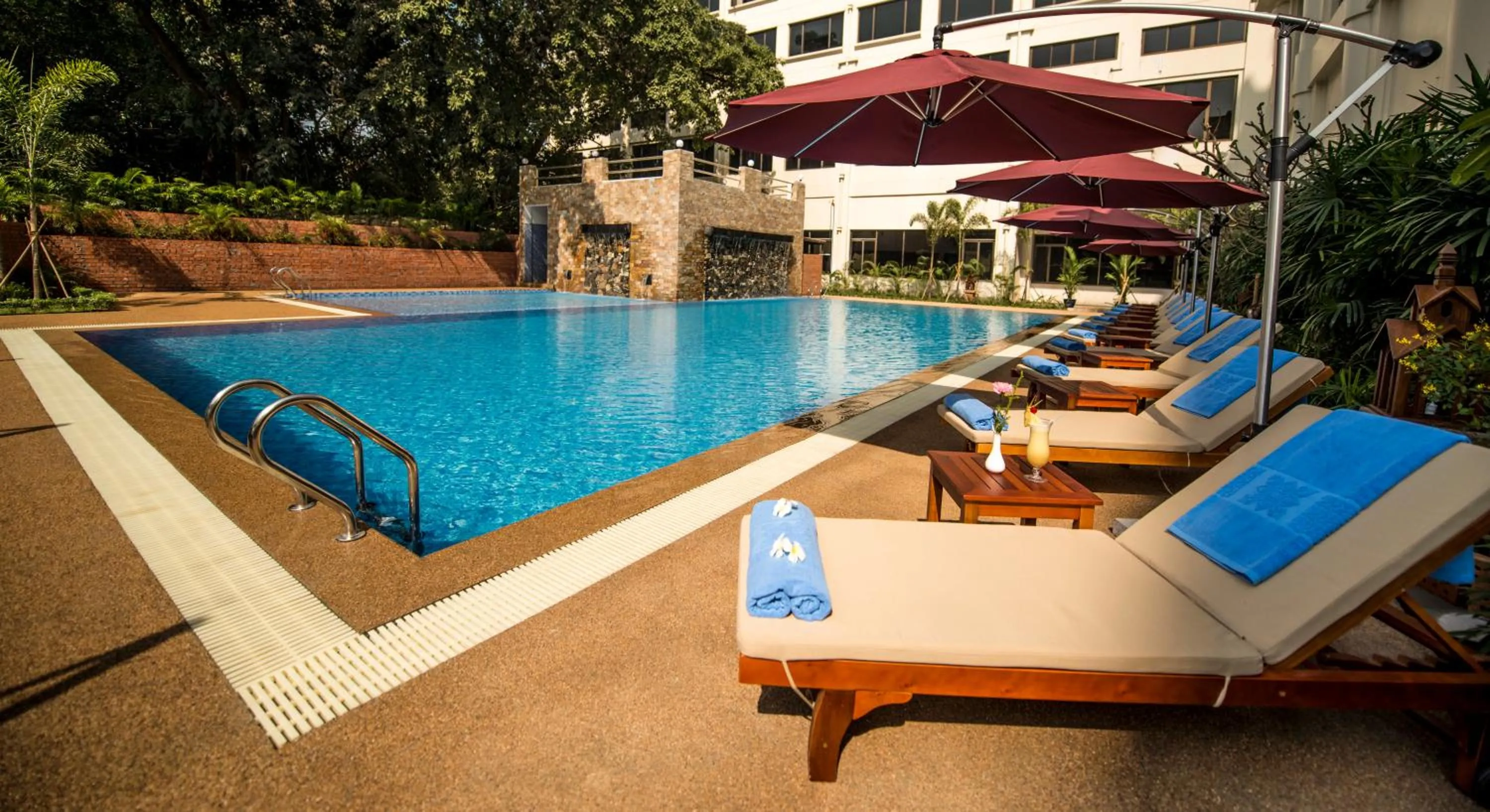 Swimming pool in Rose Garden Hotel