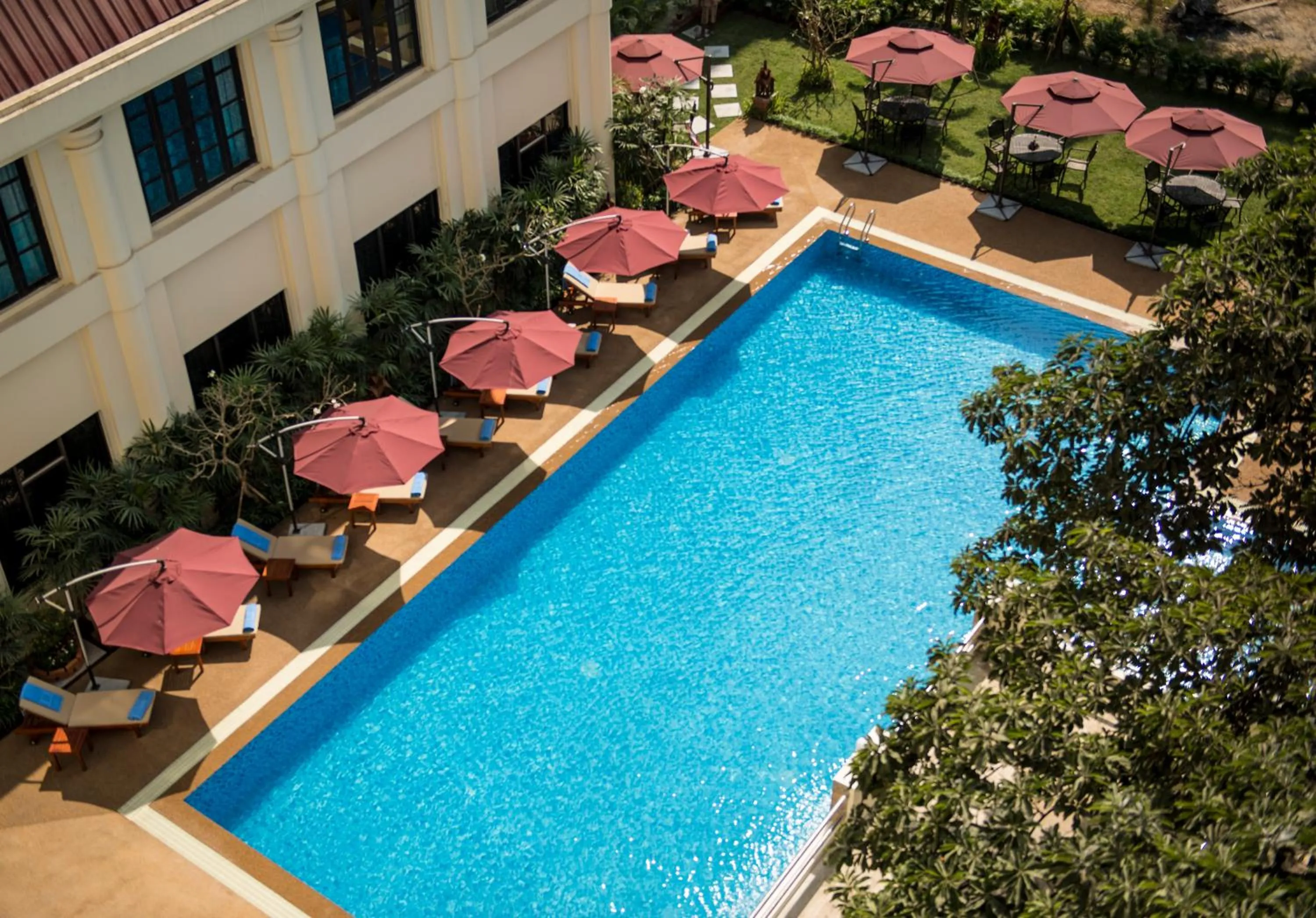 Swimming pool in Rose Garden Hotel