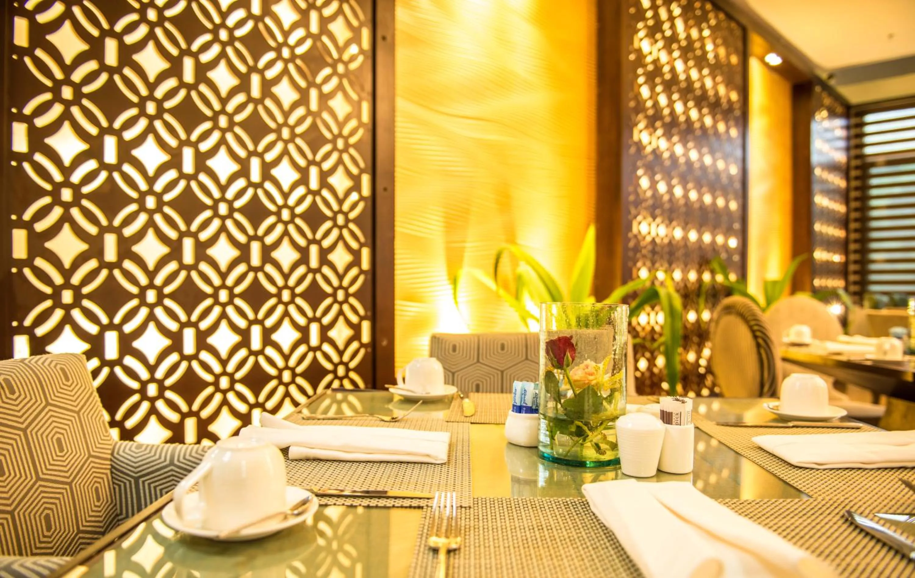 Restaurant/places to eat in Rose Garden Hotel