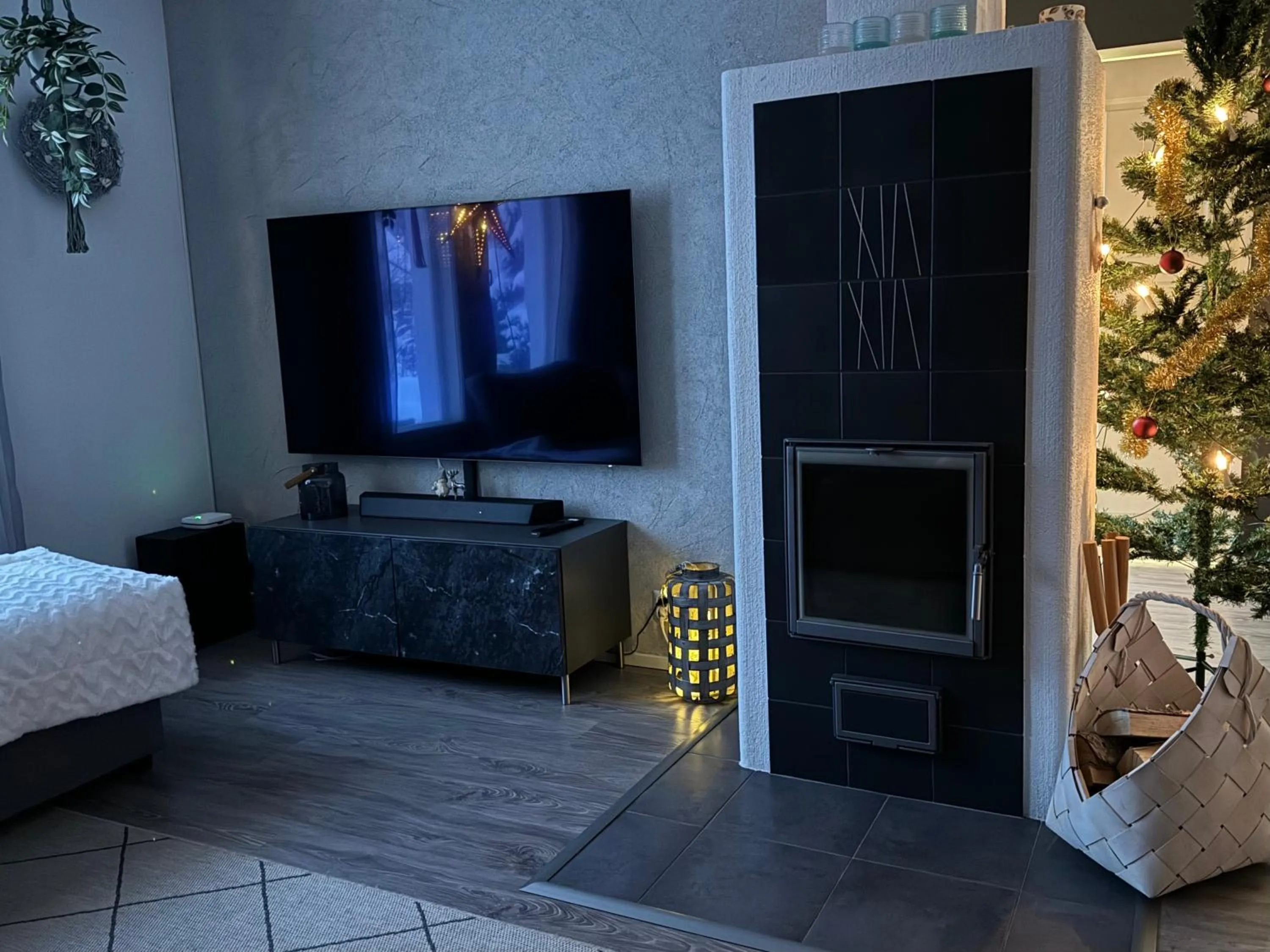 TV and multimedia in Cozy home near Santa