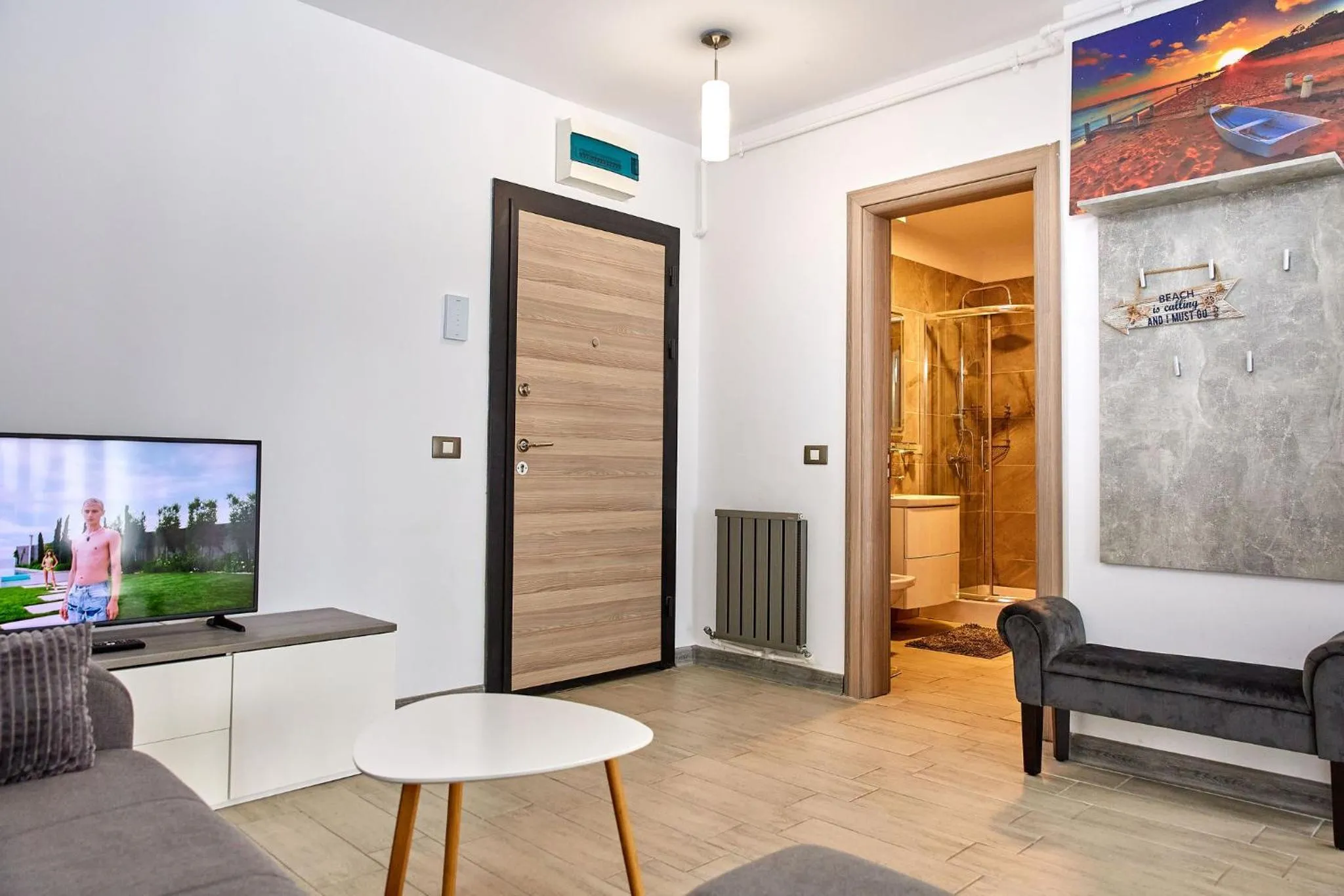 Communal lounge/ TV room in Apartamente Indigo by Alz