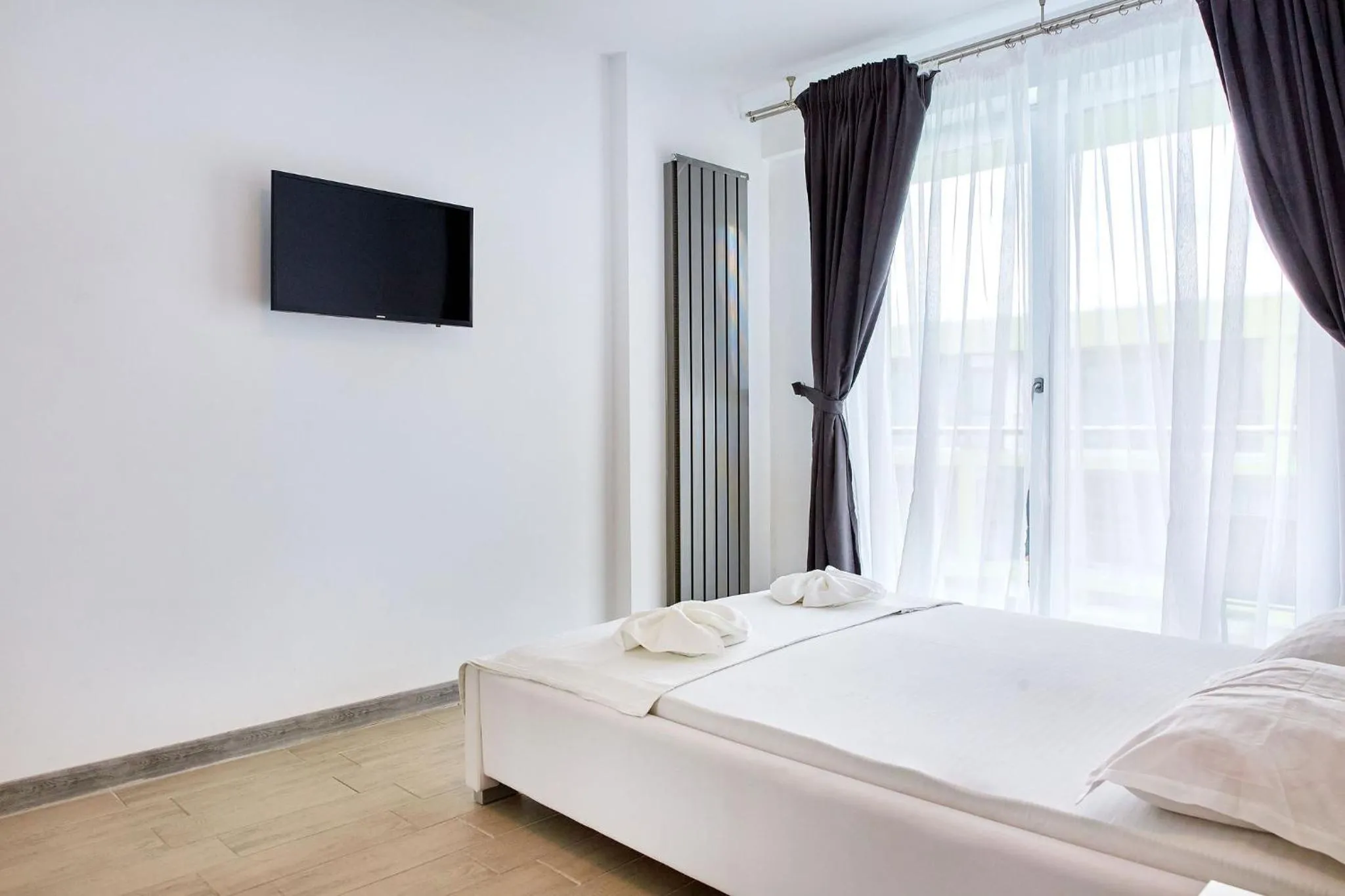 Communal lounge/ TV room, Bed in Apartamente Indigo by Alz