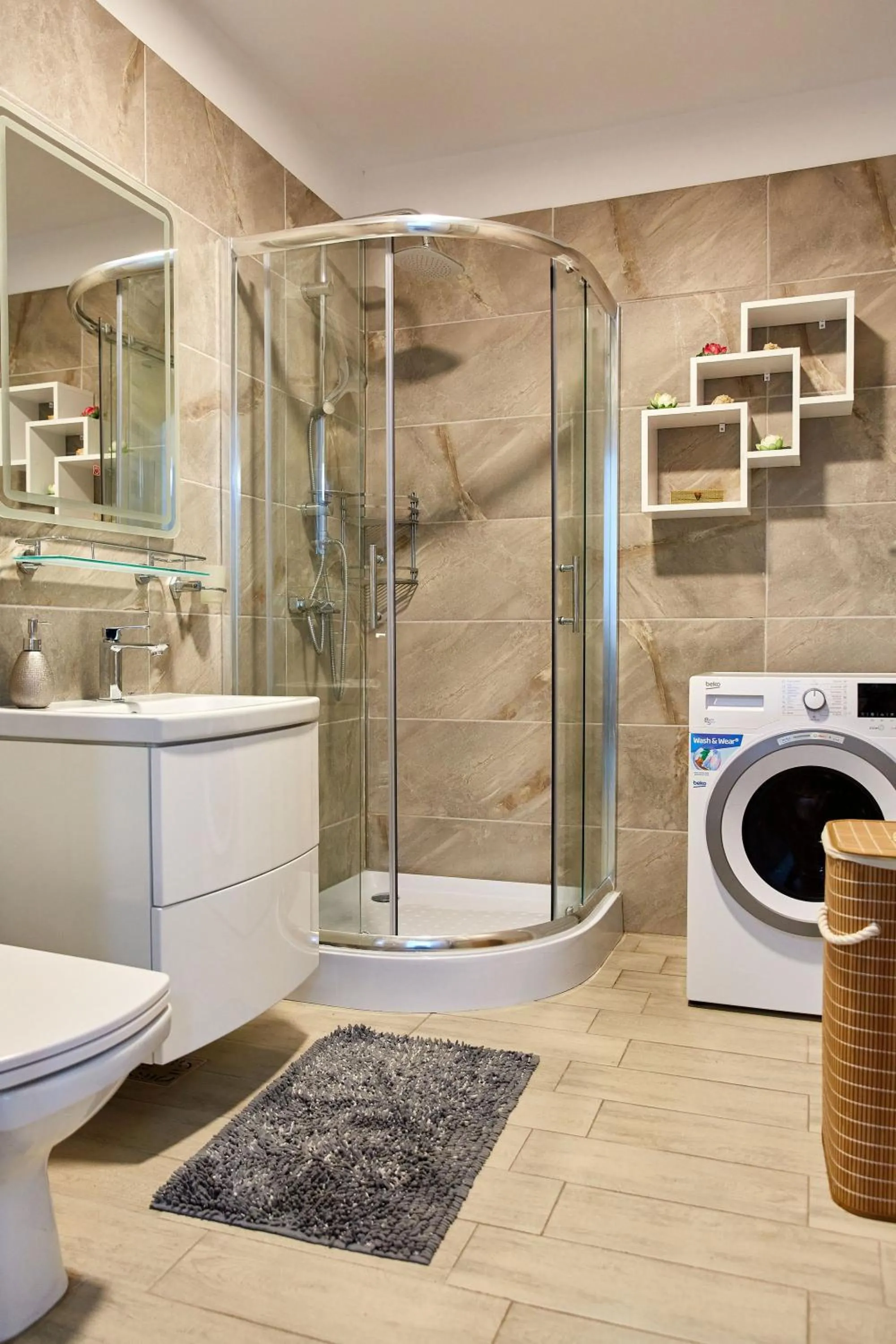 Shower in Apartamente Indigo by Alz