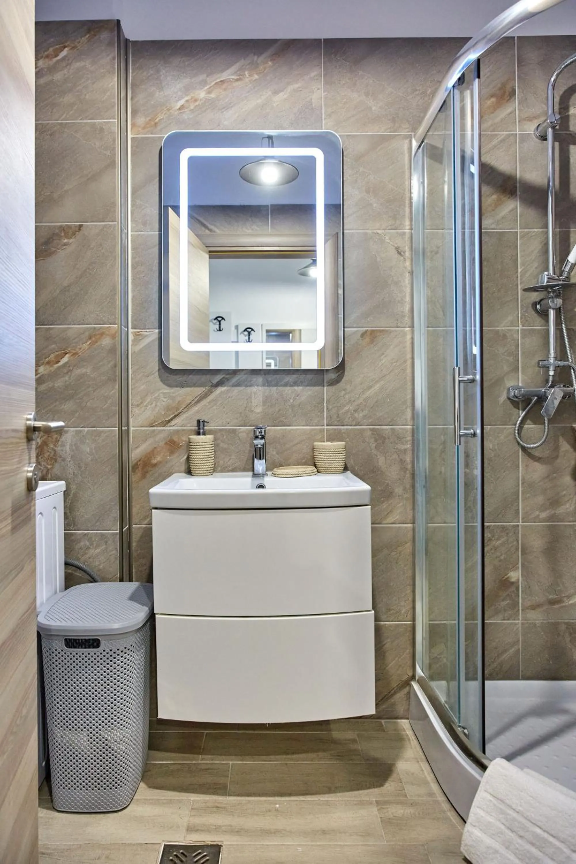 Shower in Apartamente Indigo by Alz