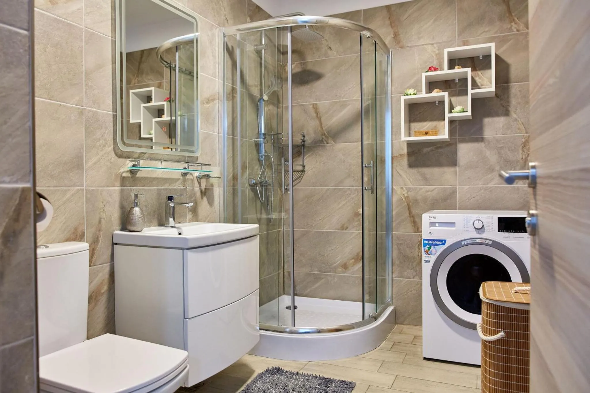 Shower in Apartamente Indigo by Alz