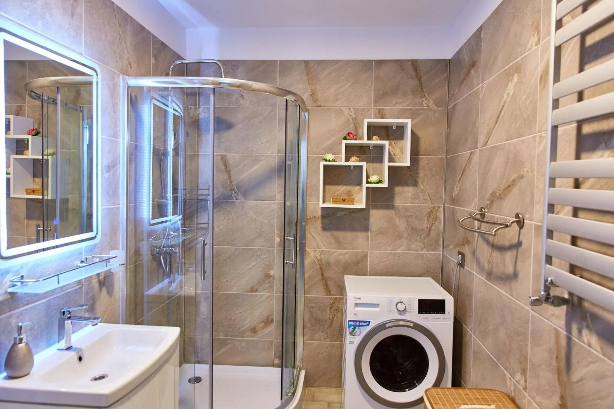 Shower in Apartamente Indigo by Alz