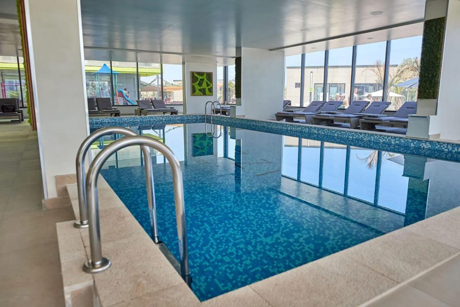 Swimming pool in Apartamente Indigo by Alz