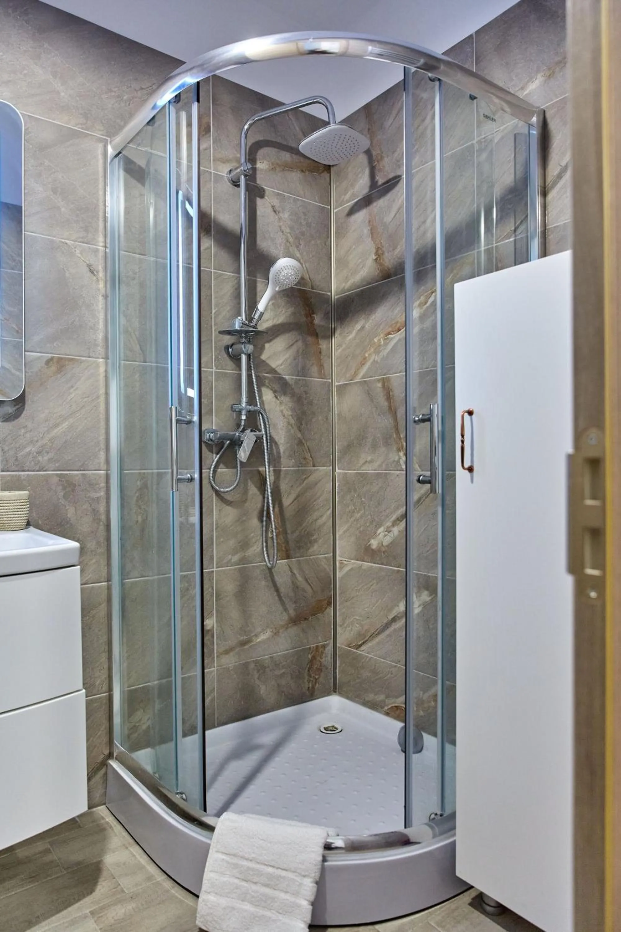 Shower in Apartamente Indigo by Alz