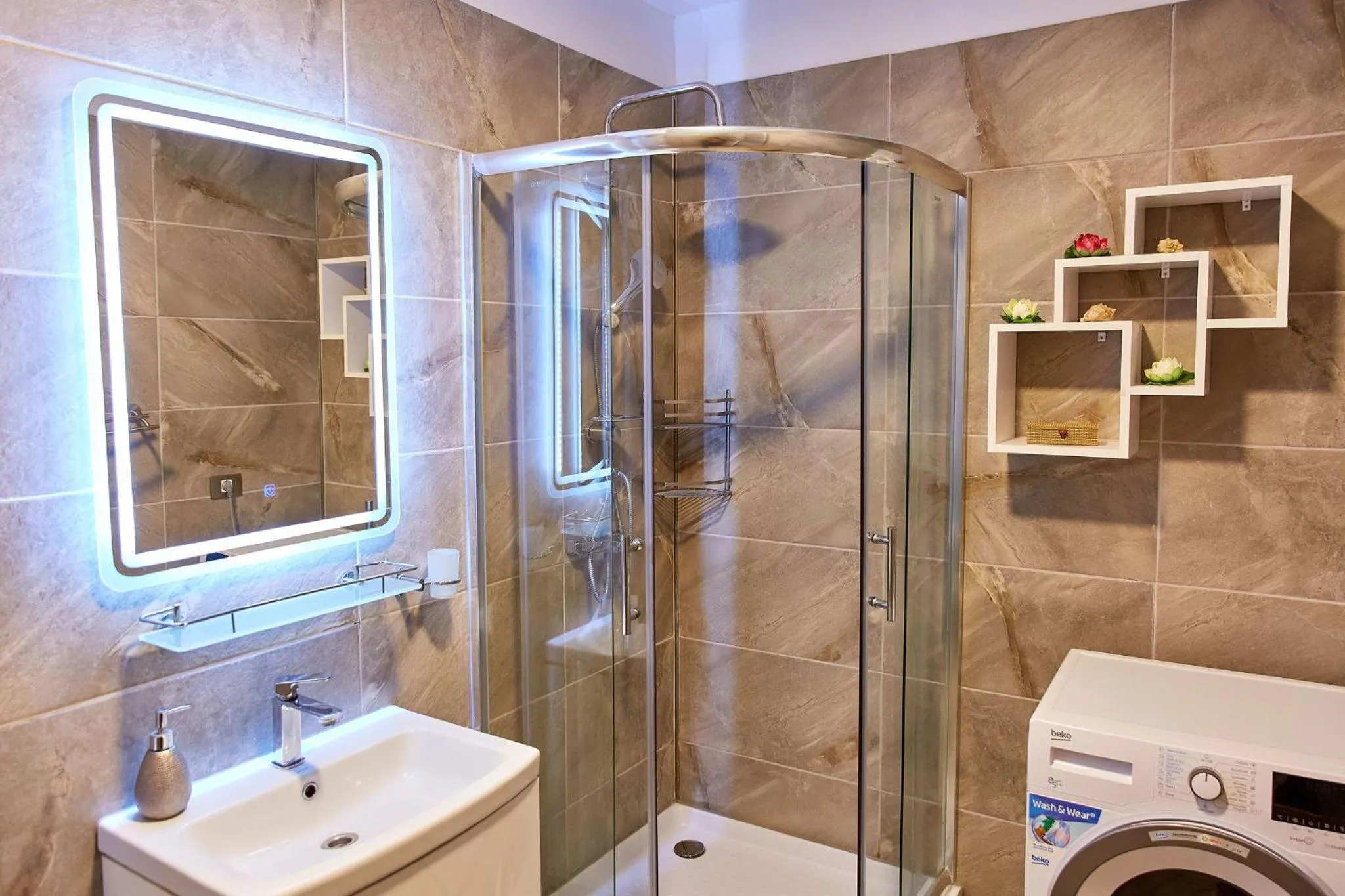 Shower in Apartamente Indigo by Alz