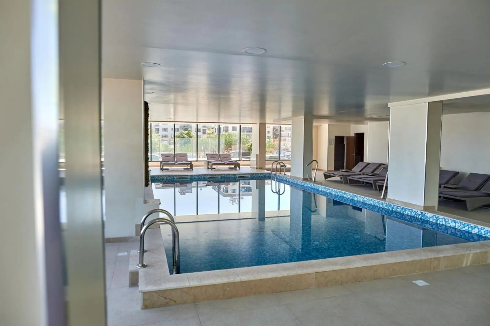 Swimming pool in Apartamente Indigo by Alz