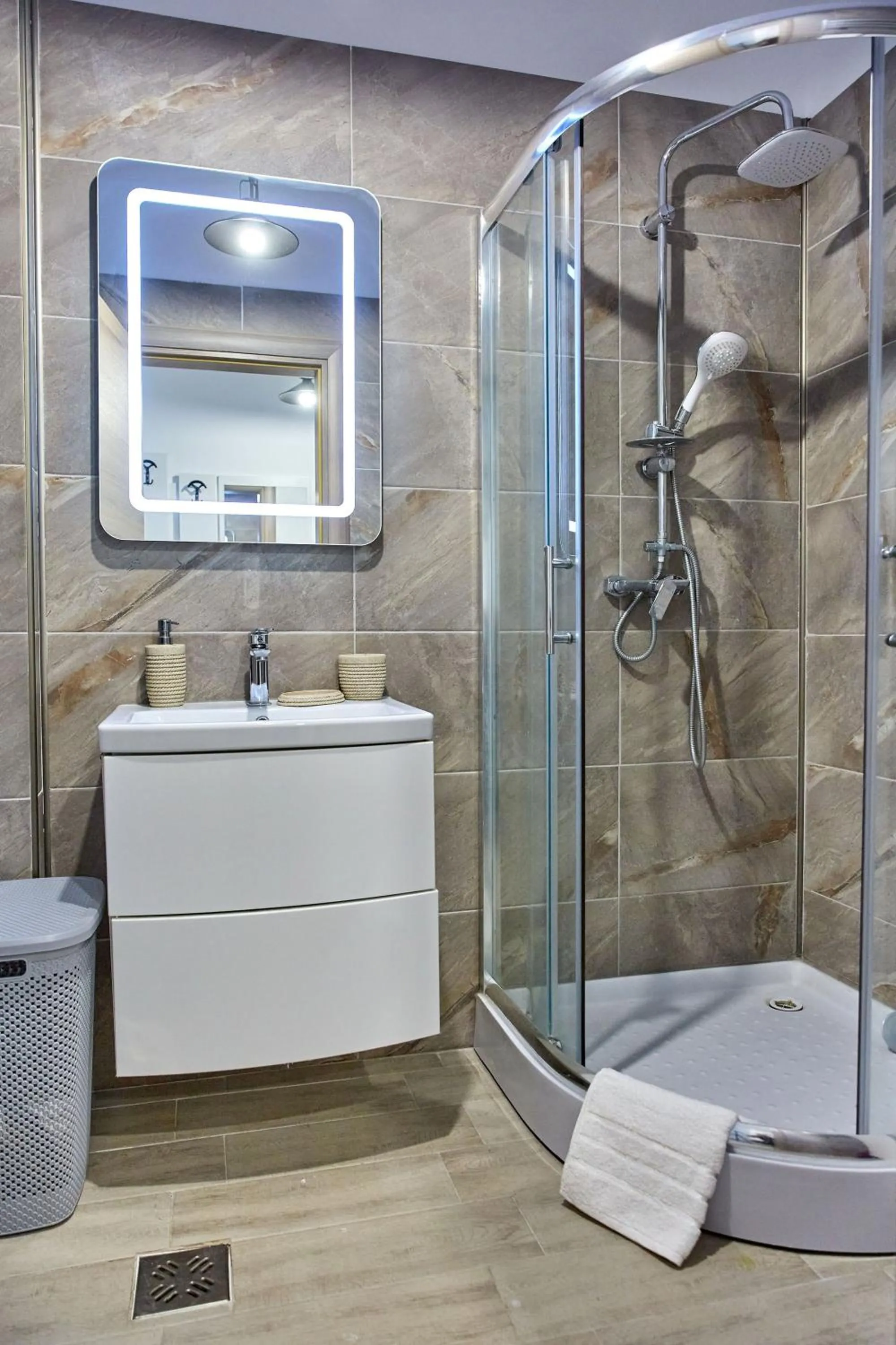 Shower in Apartamente Indigo by Alz