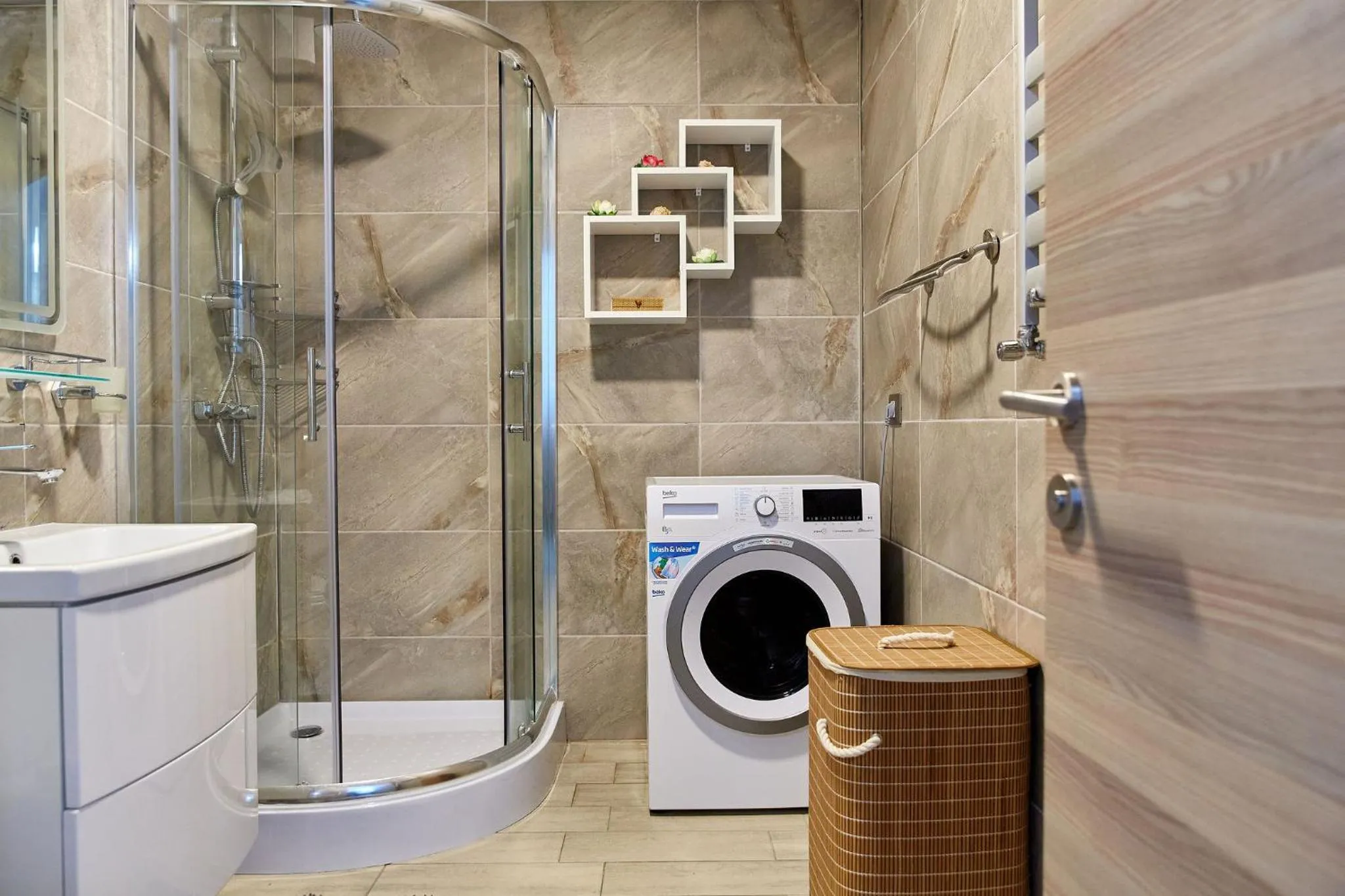 Shower in Apartamente Indigo by Alz