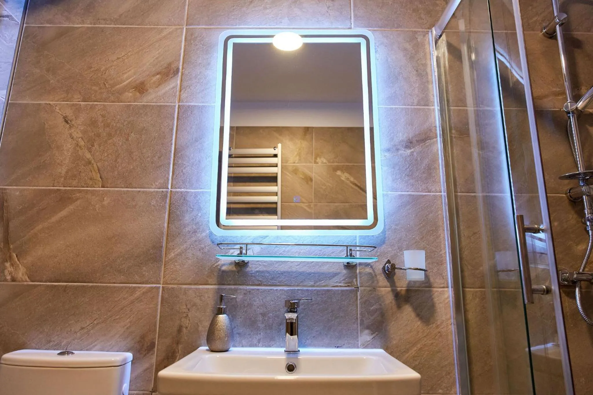 Shower in Apartamente Indigo by Alz