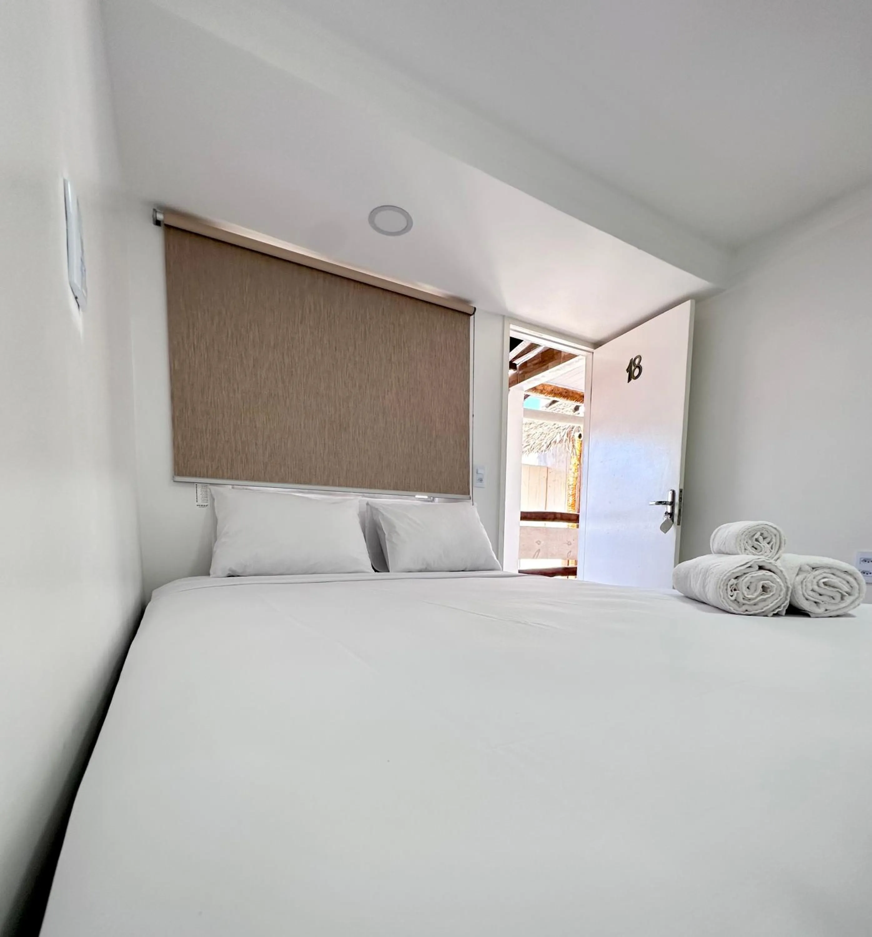 Queen Room with Pool View - single occupancy in Pousada VIGLAMO JERI