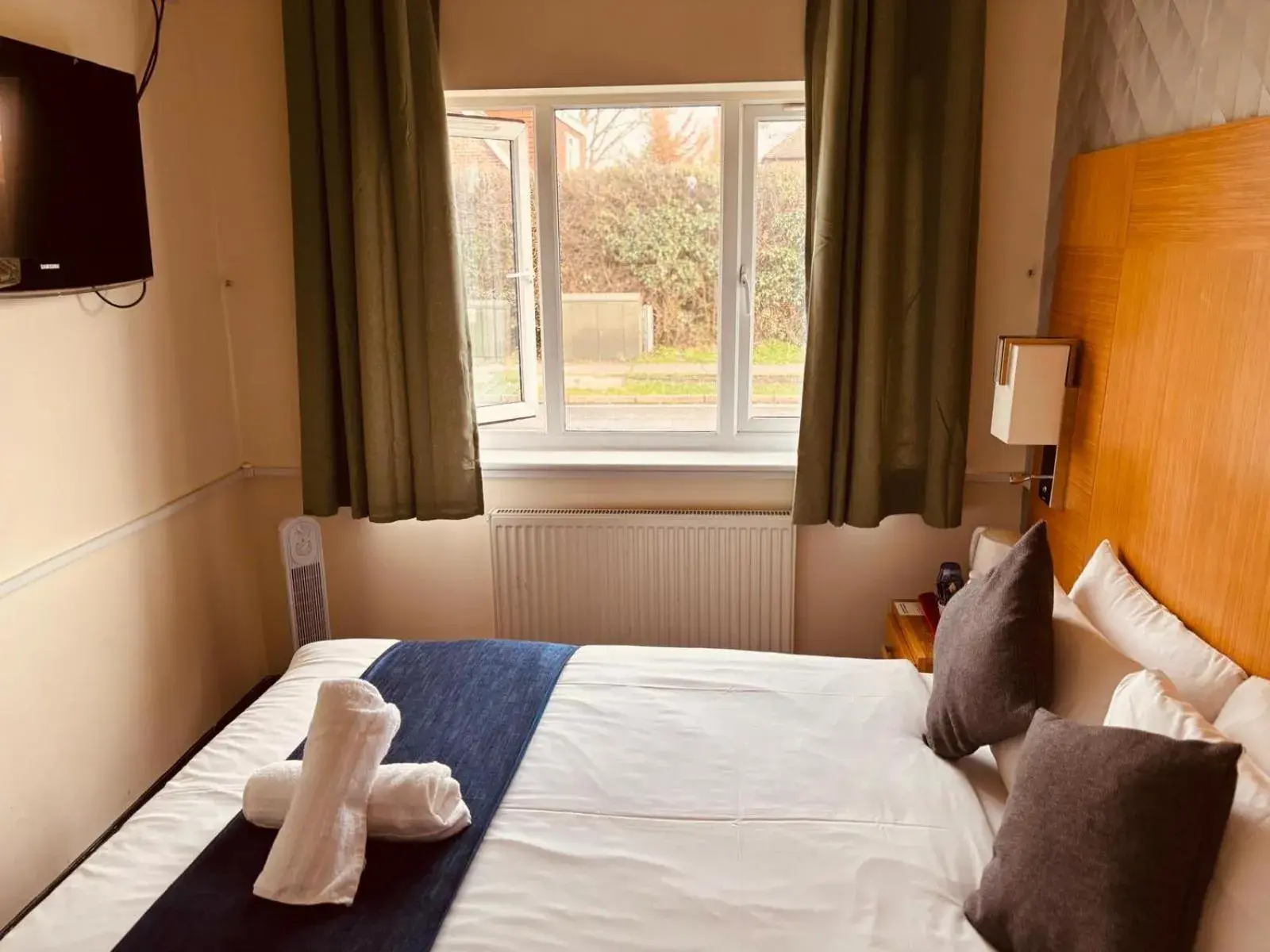 Economy Double En Suite in Acorn Lodge Hotel Gatwick & Parking Economy Double En Suite in Acorn Lodge Hotel Gatwick & Parking