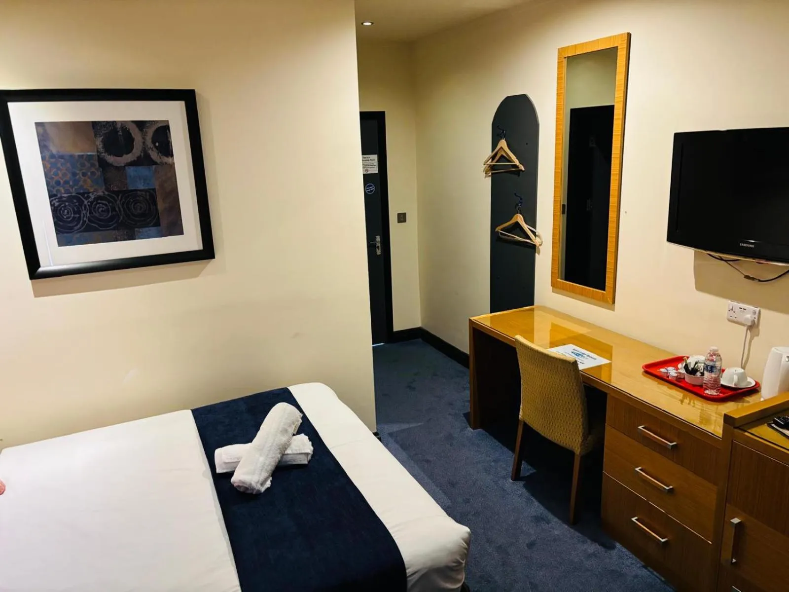 Bed in Acorn Lodge Hotel Gatwick & Parking