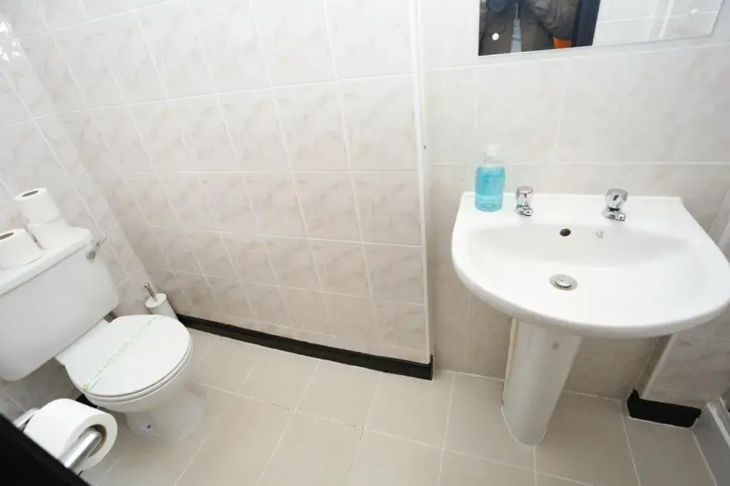 Toilet in Acorn Lodge Hotel Gatwick & Parking Toilet in Acorn Lodge Hotel Gatwick & Parking