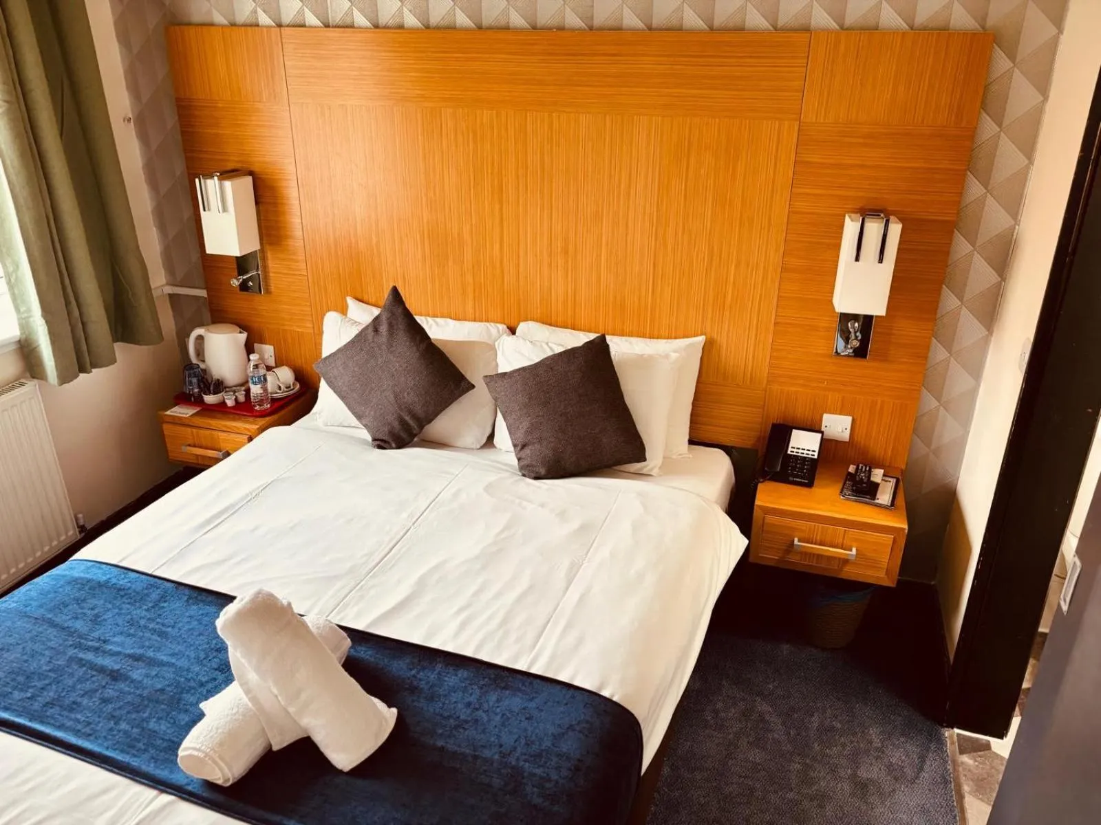 Bed in Acorn Lodge Hotel Gatwick & Parking