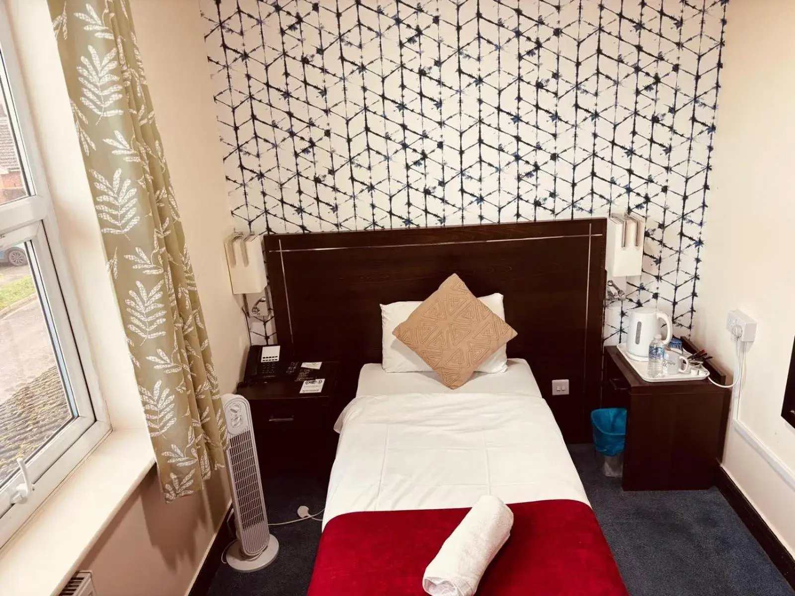 Bed in Acorn Lodge Hotel Gatwick & Parking Bed in Acorn Lodge Hotel Gatwick & Parking