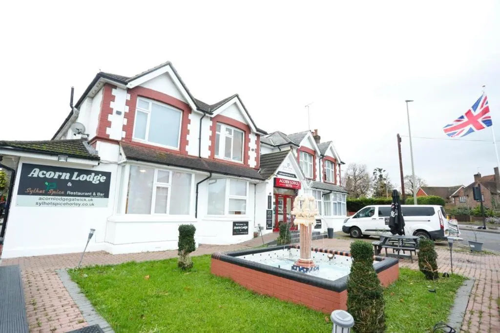 Quiet street view in Acorn Lodge Hotel Gatwick & Parking