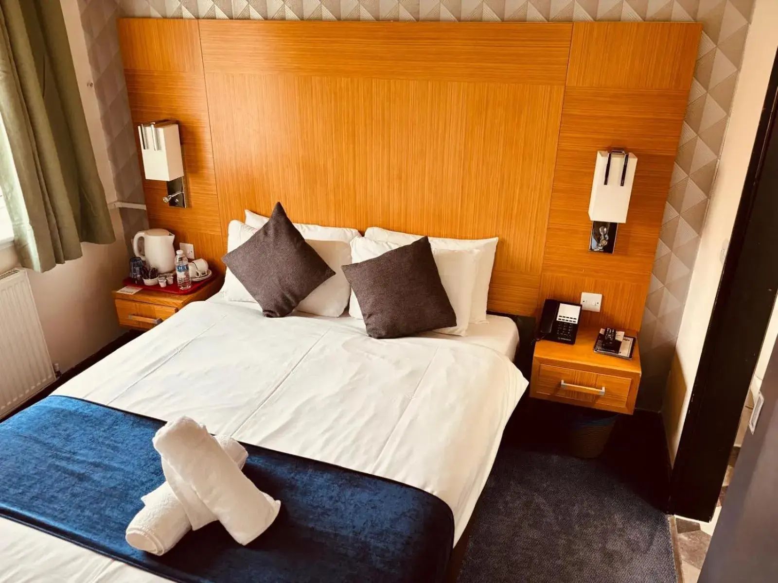 Bed in Acorn Lodge Hotel Gatwick & Parking Bed in Acorn Lodge Hotel Gatwick & Parking